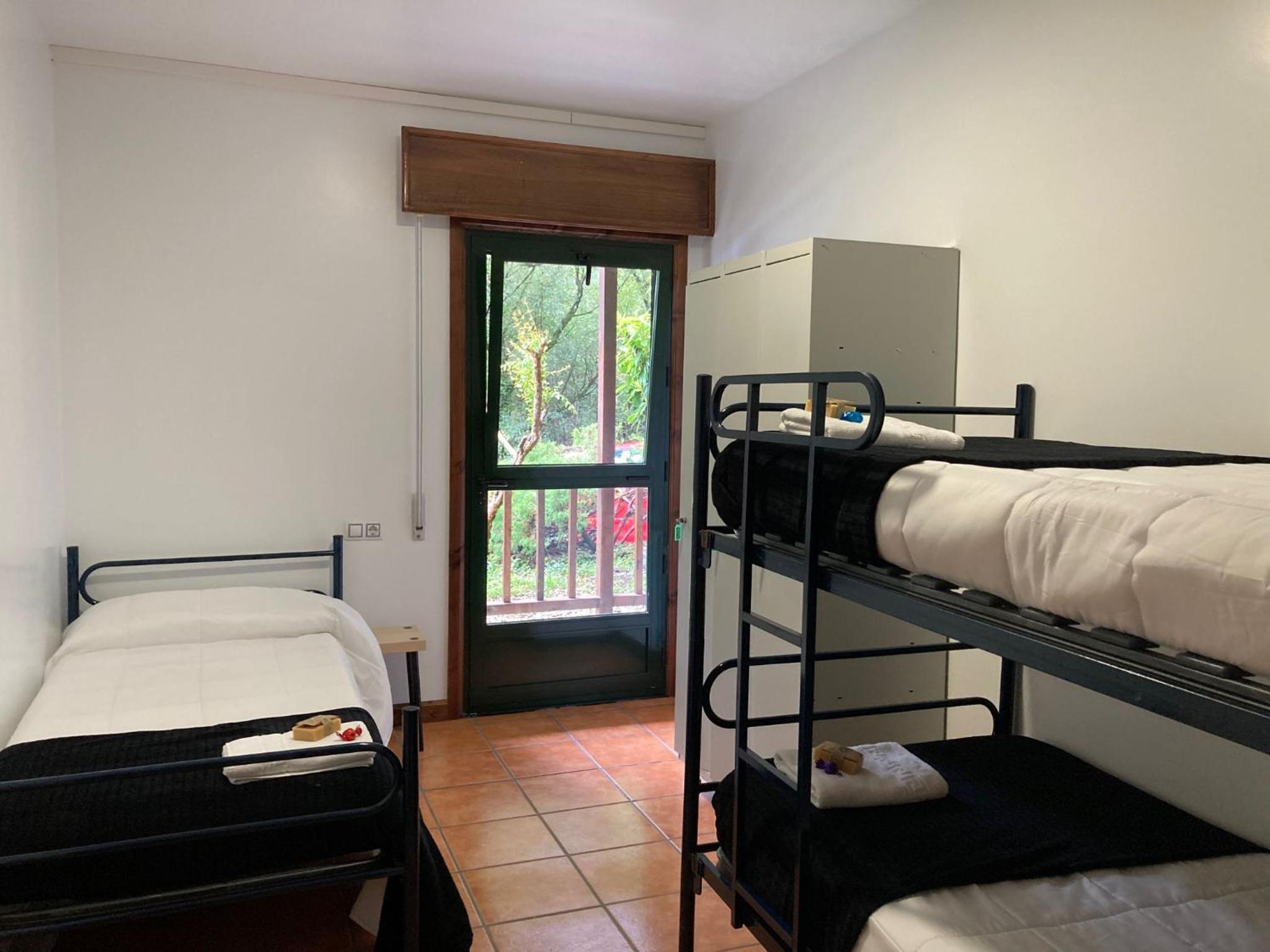 Cama individual en habitación compartida femenina