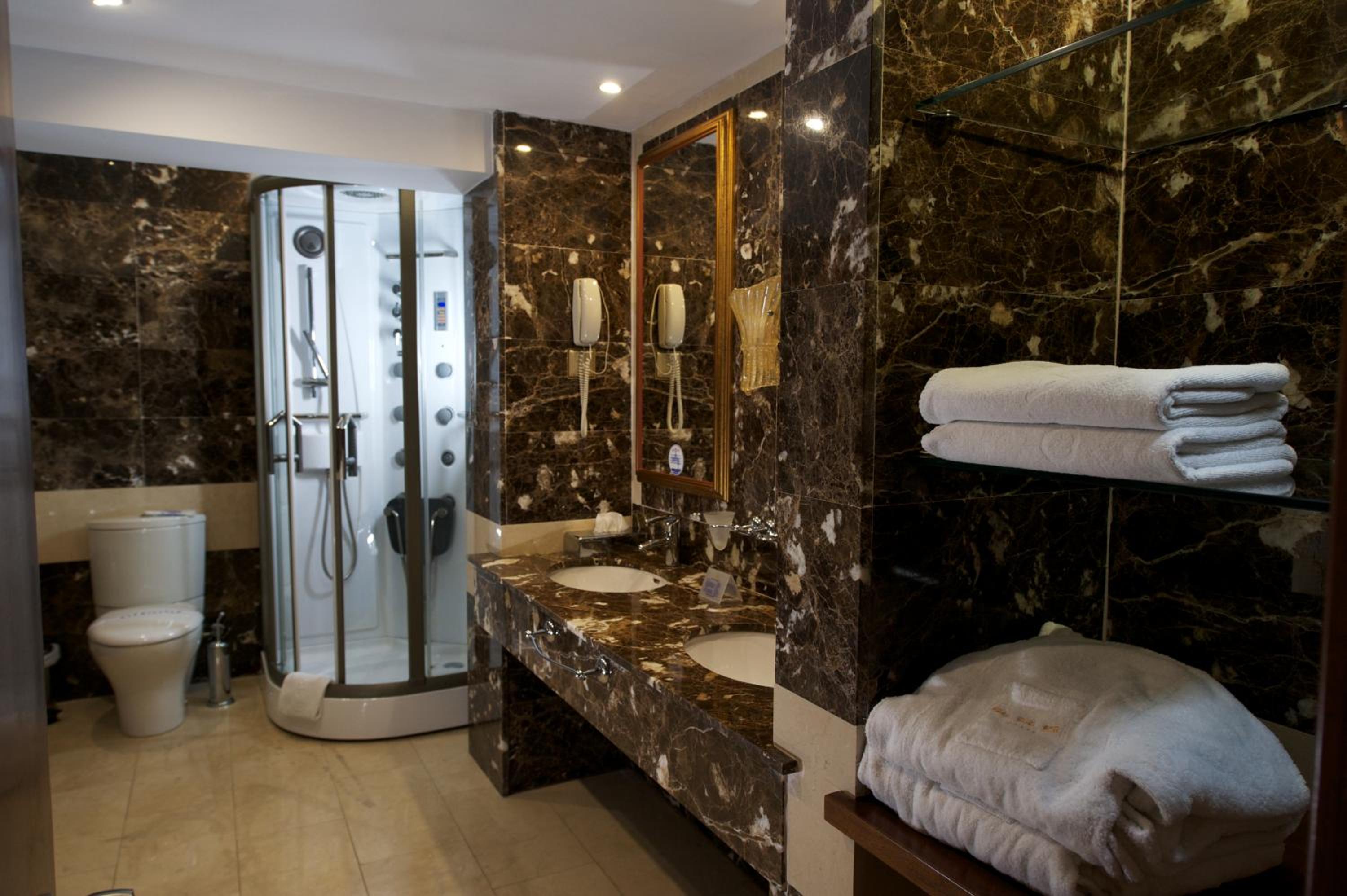 Honeymoon Suite - Photo 3
