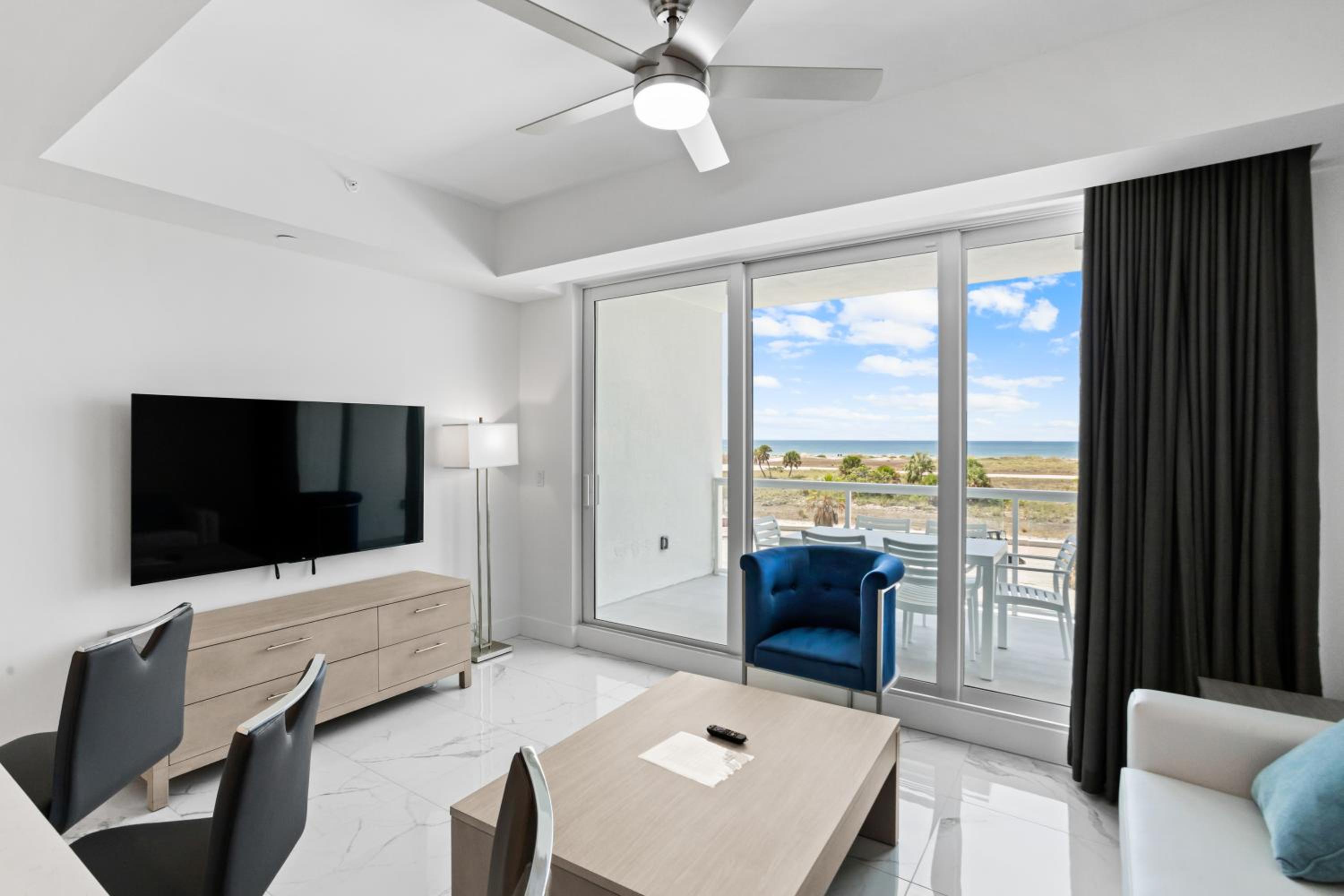 Deluxe Suite with Sea View