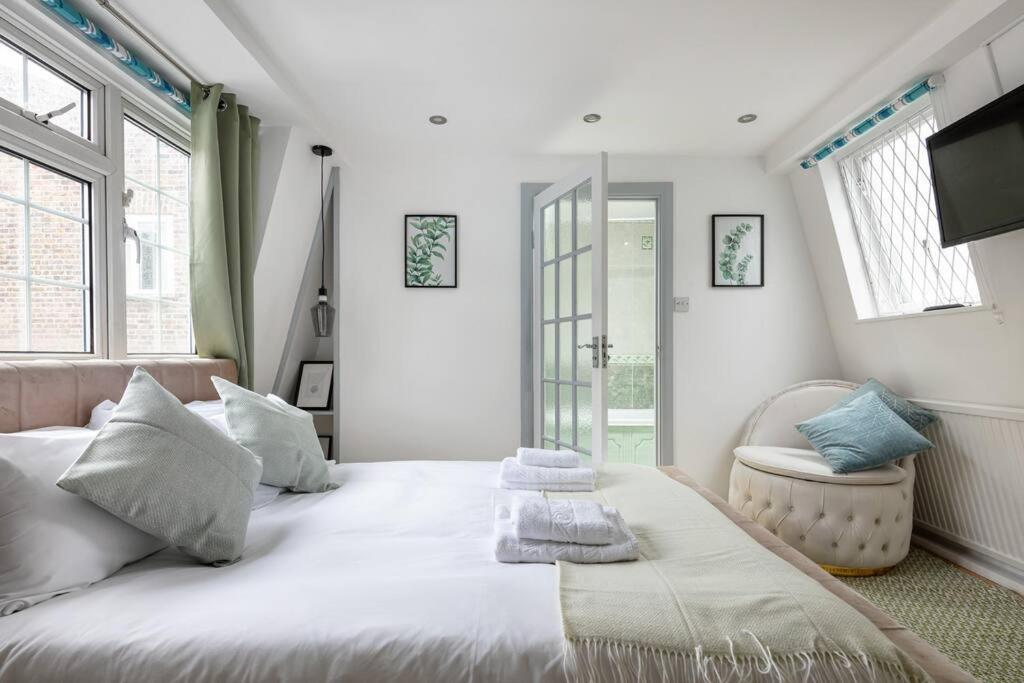 Three-Bedroom House photo 2
