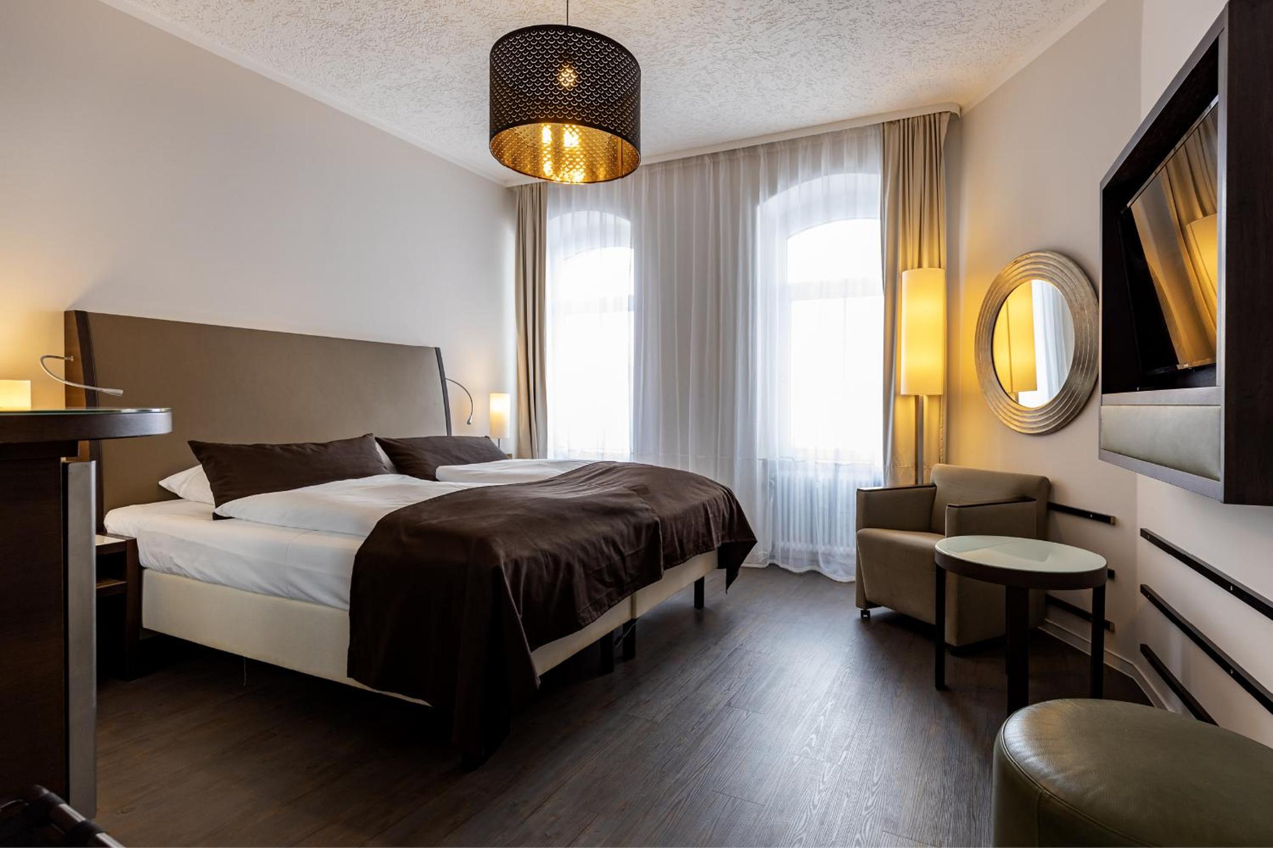 Large Double Room - Photo 1
