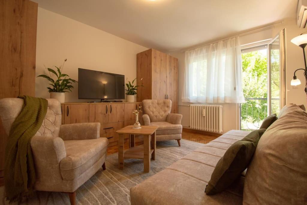 One-Bedroom Apartment photo 1