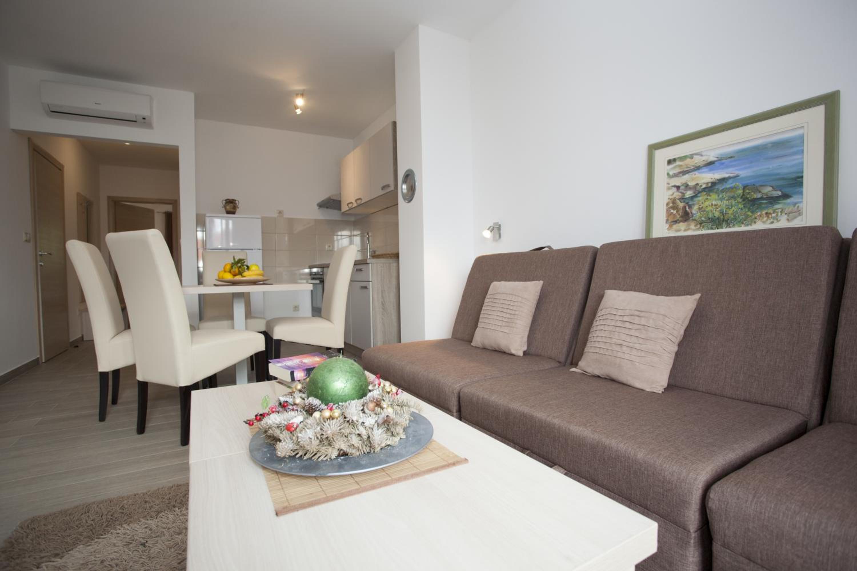 One-Bedroom Apartment - Photo 1