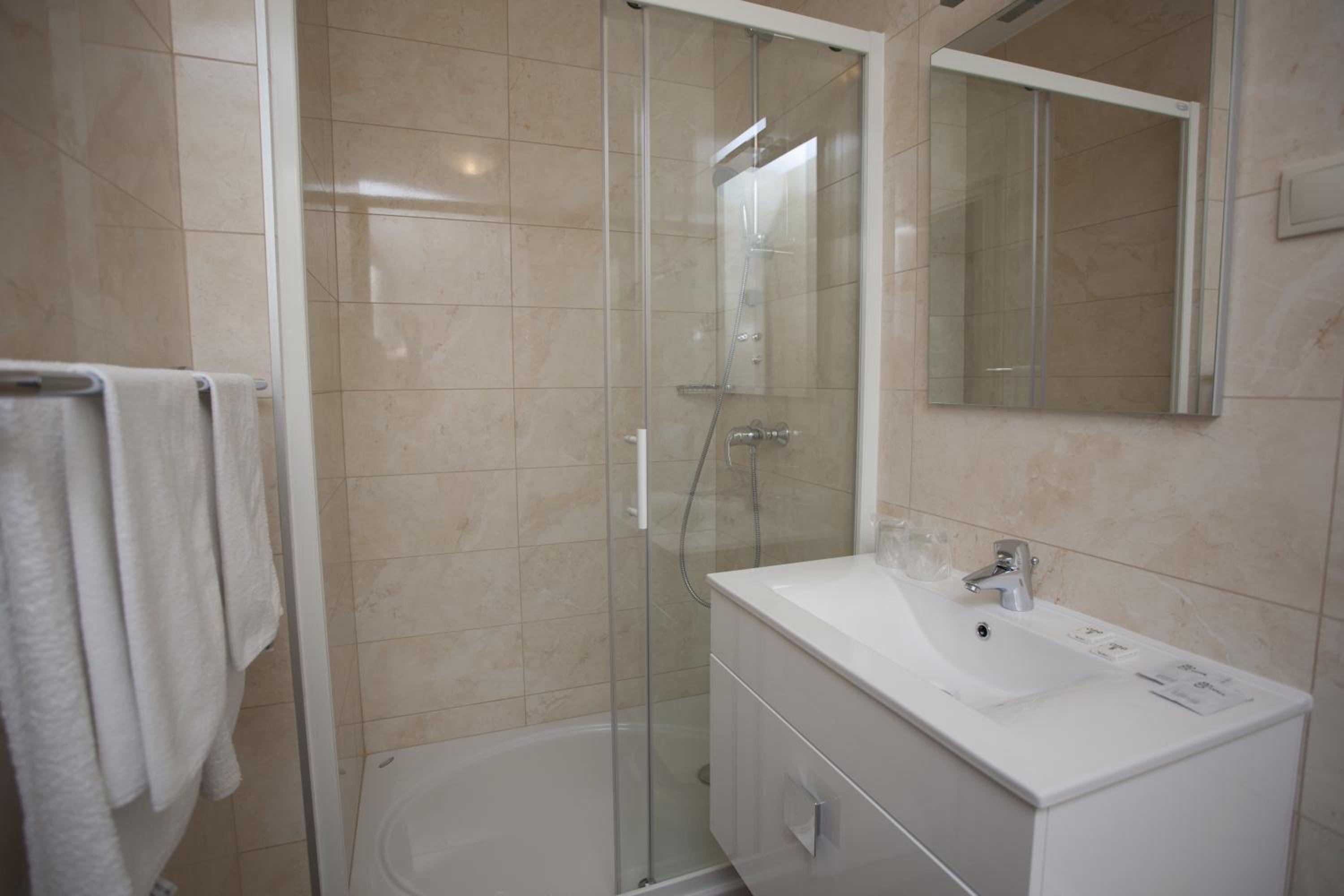 One-Bedroom Apartment - Photo 4
