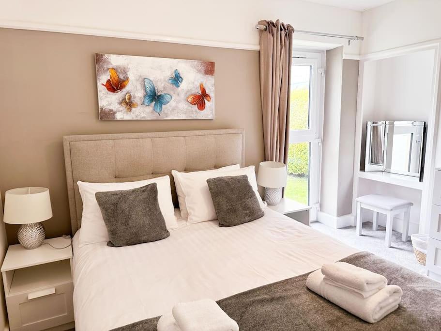 Three-Bedroom House photo 3