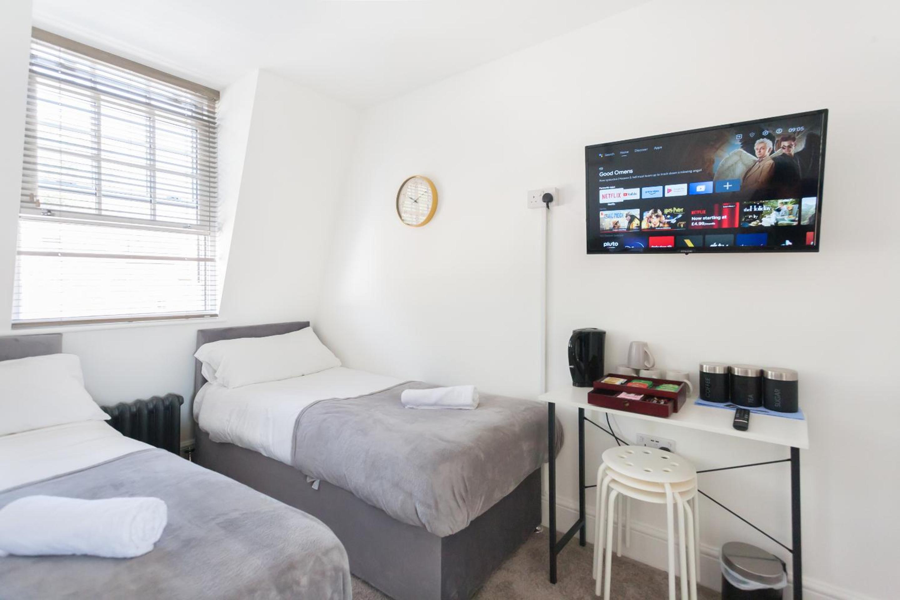 Quadruple Room with Private Bathroom photo 3