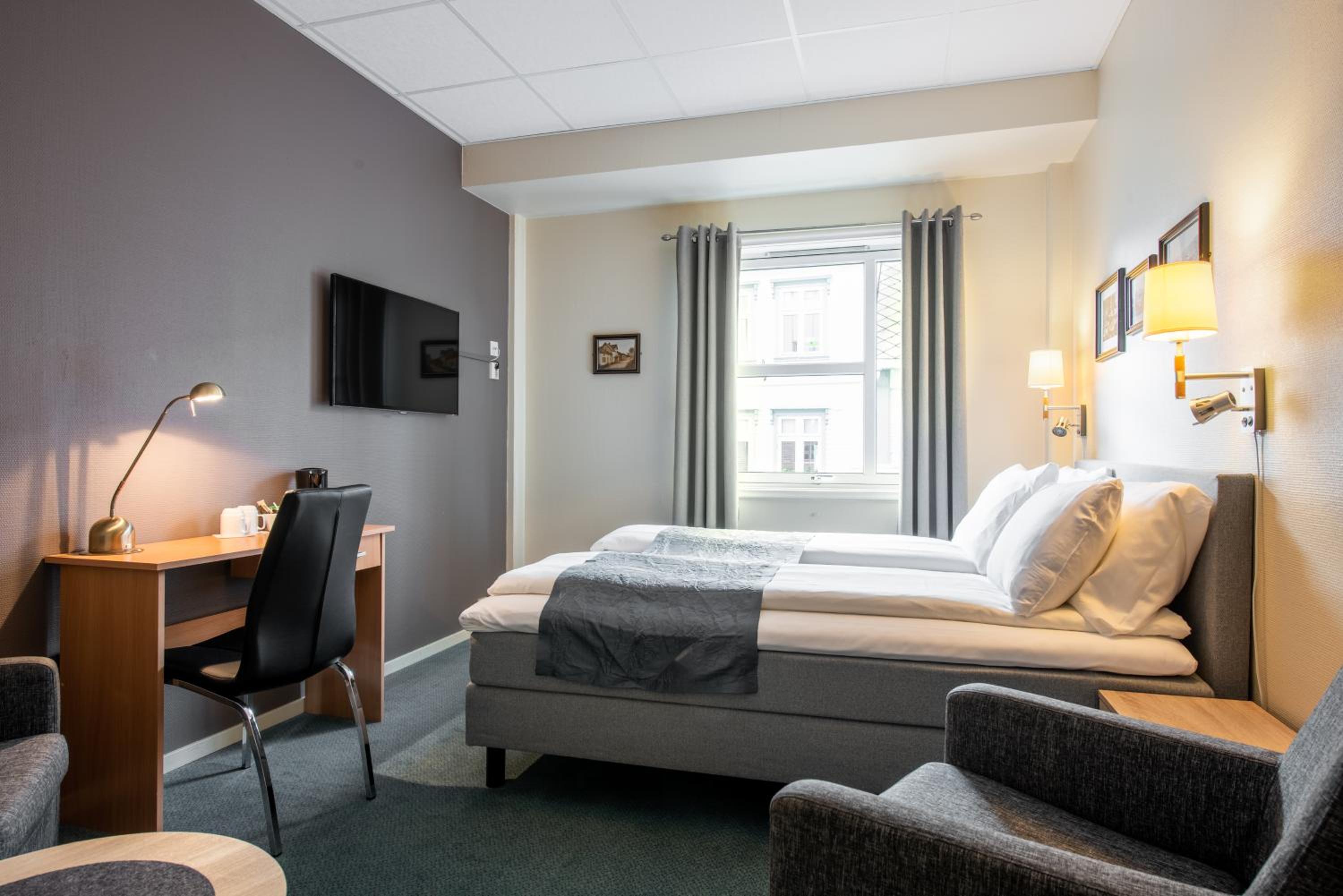 Standard Queen Room - Photo 8