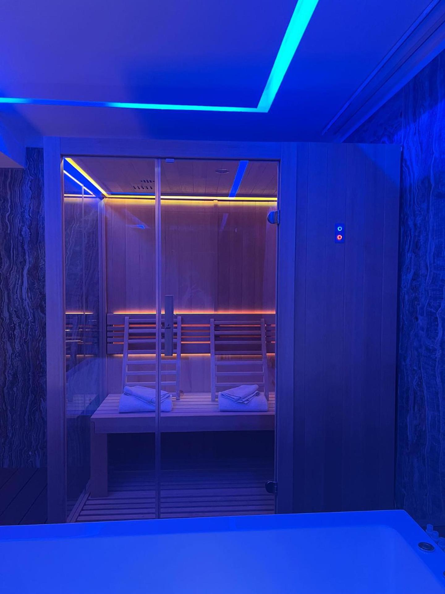 Deluxe Suite with Spa Bath photo 2