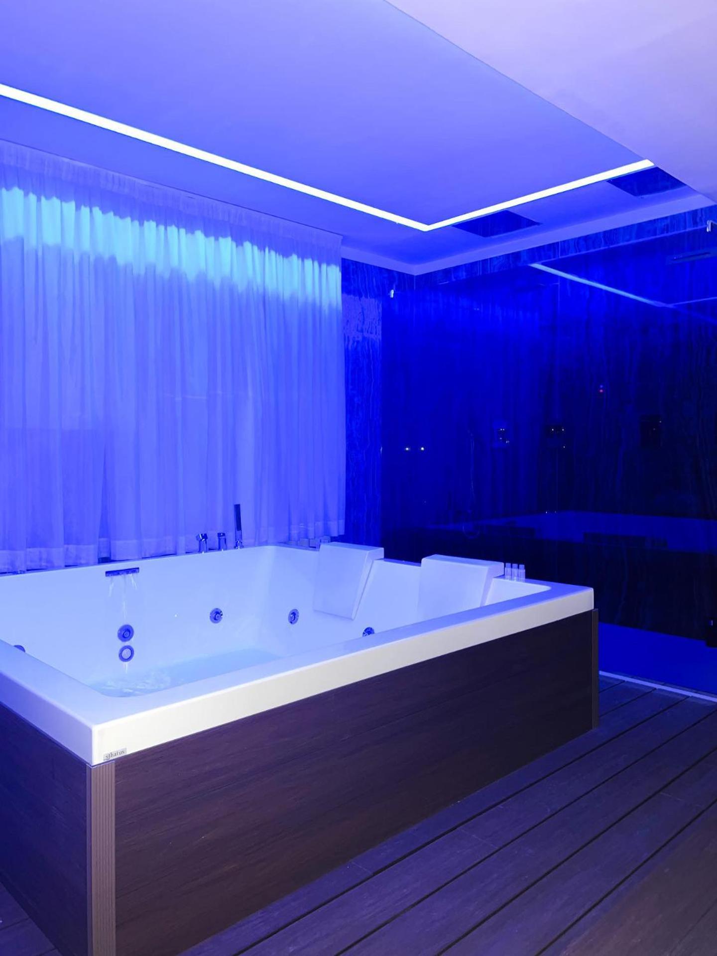 Deluxe Suite with Spa Bath photo 3