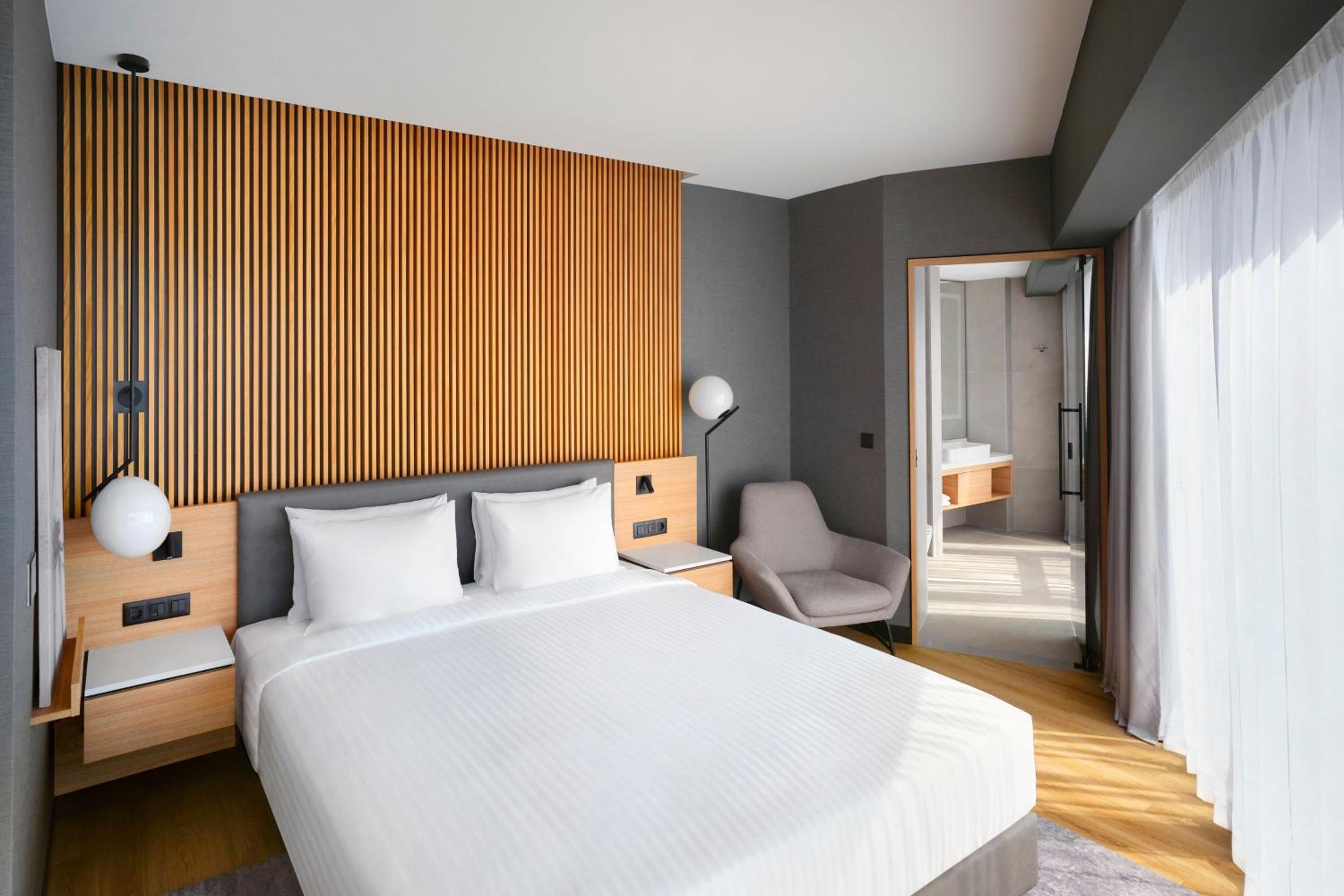 Standard King Room with Sea View - Photo 3