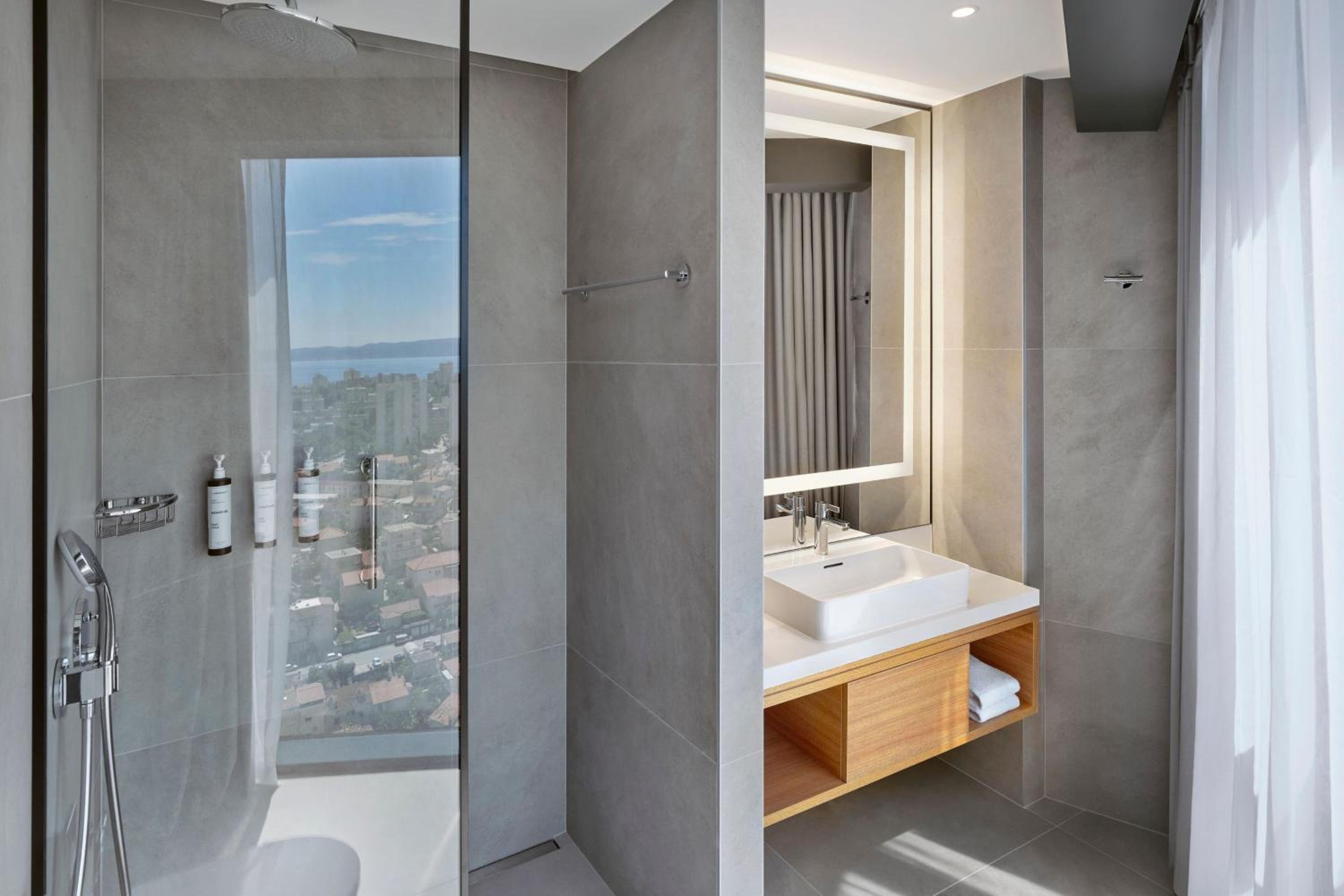 Standard King Room with Sea View - Photo 8