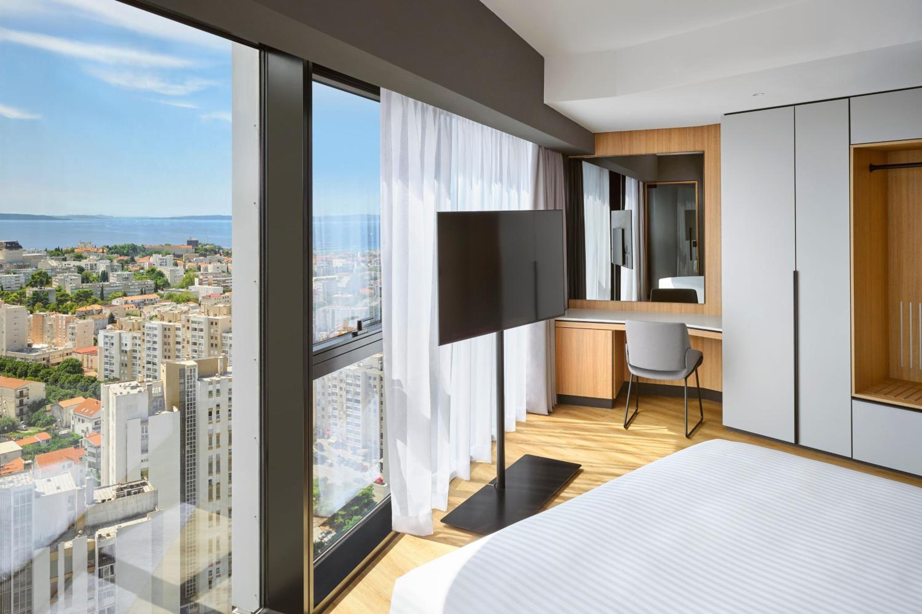 Standard King Room with Sea View - Photo 2