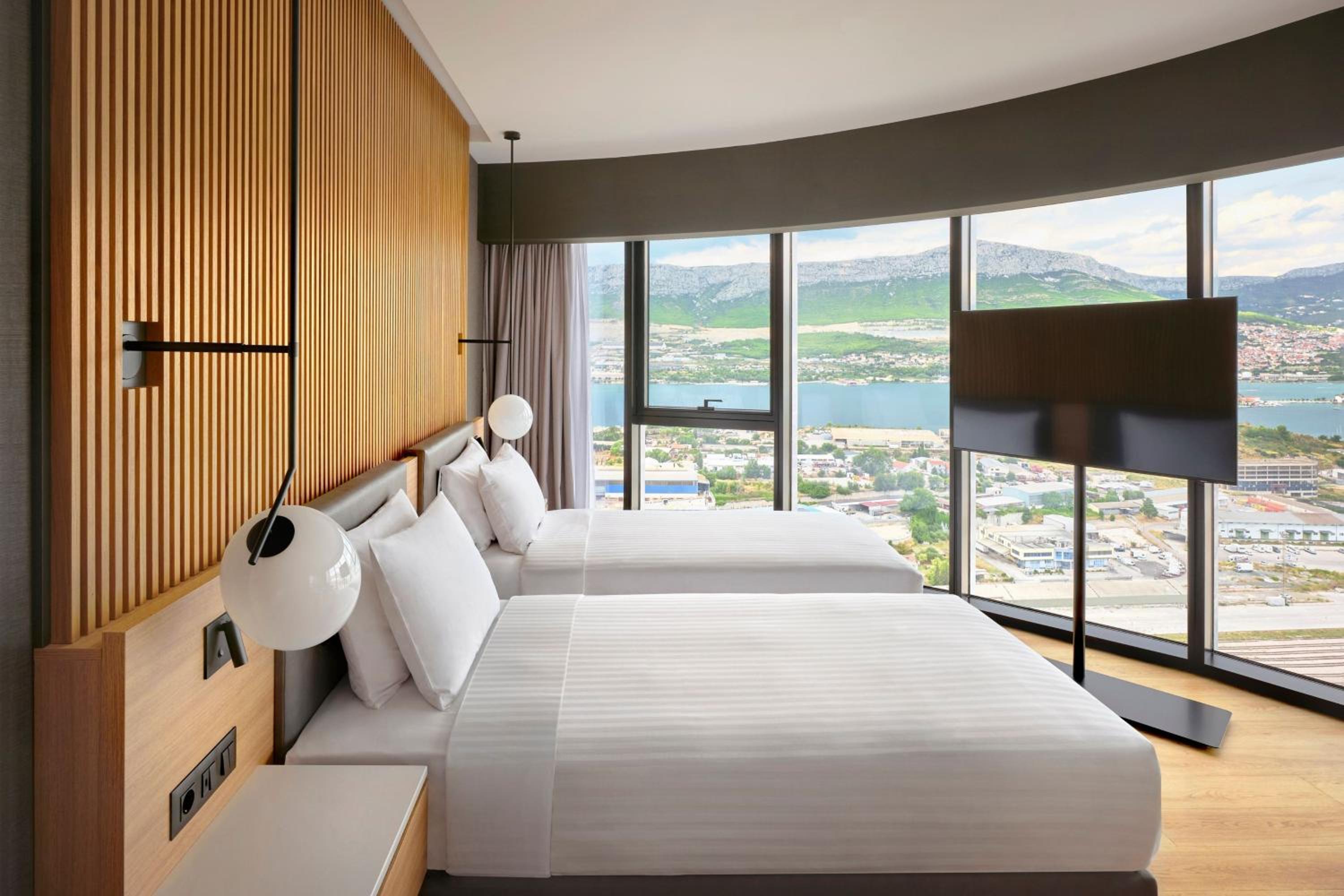 Premium Twin Room with Sea View - Corner - Photo 1