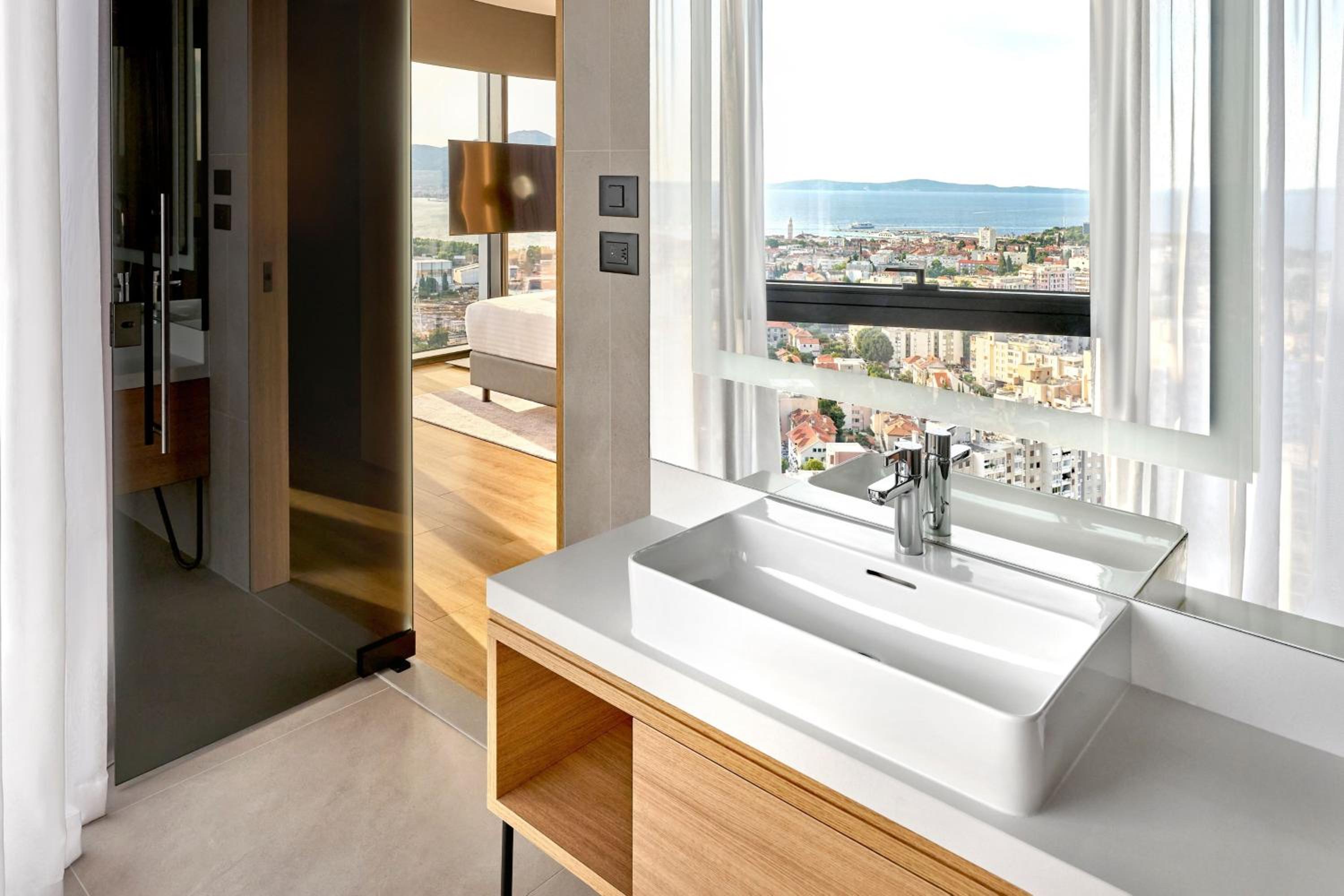 Premium Twin Room with Sea View - Corner - Photo 2