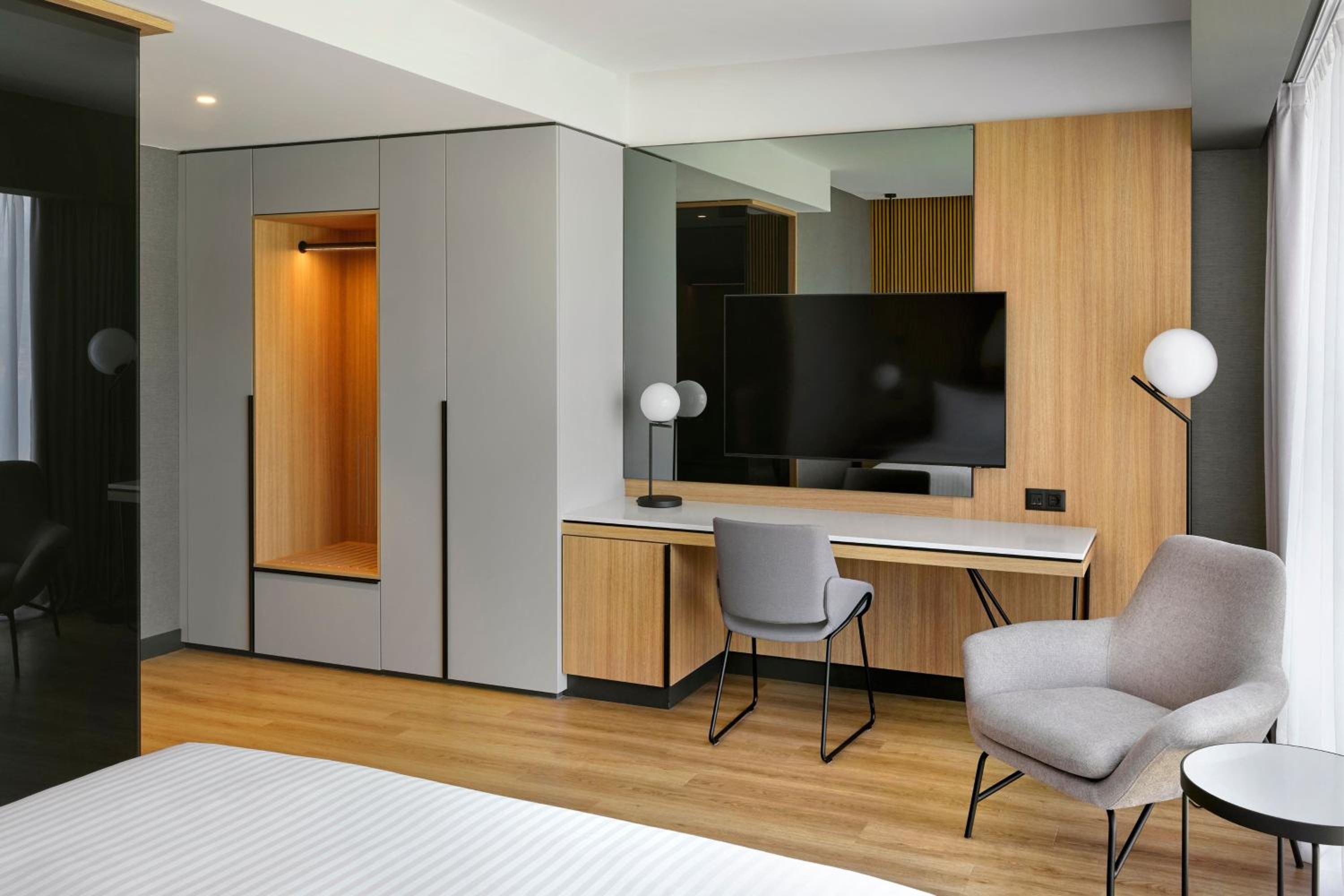 Standard King Room with Sea View - Photo 7