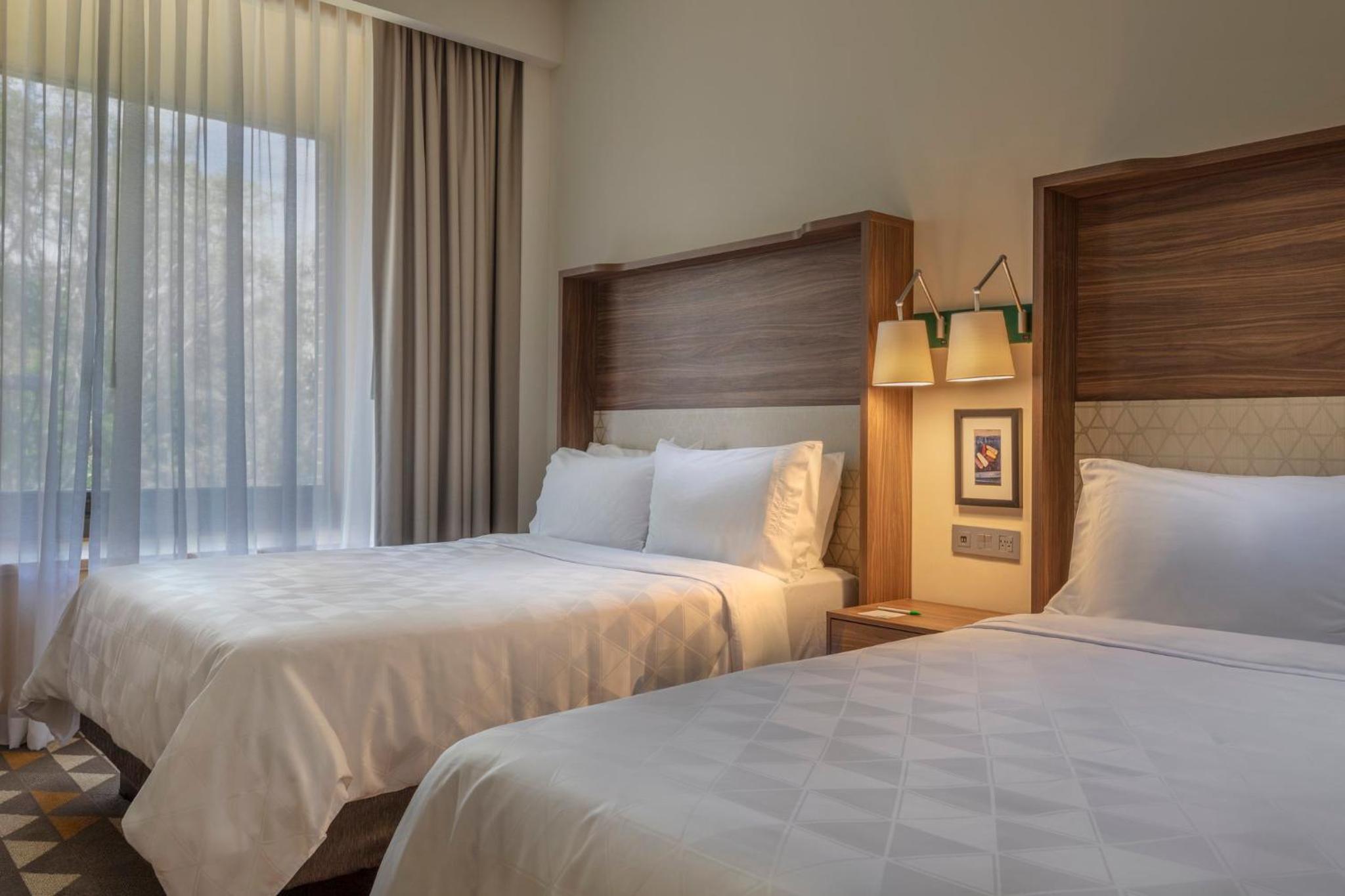 Standard Queen Room with Two Queen Beds photo 3