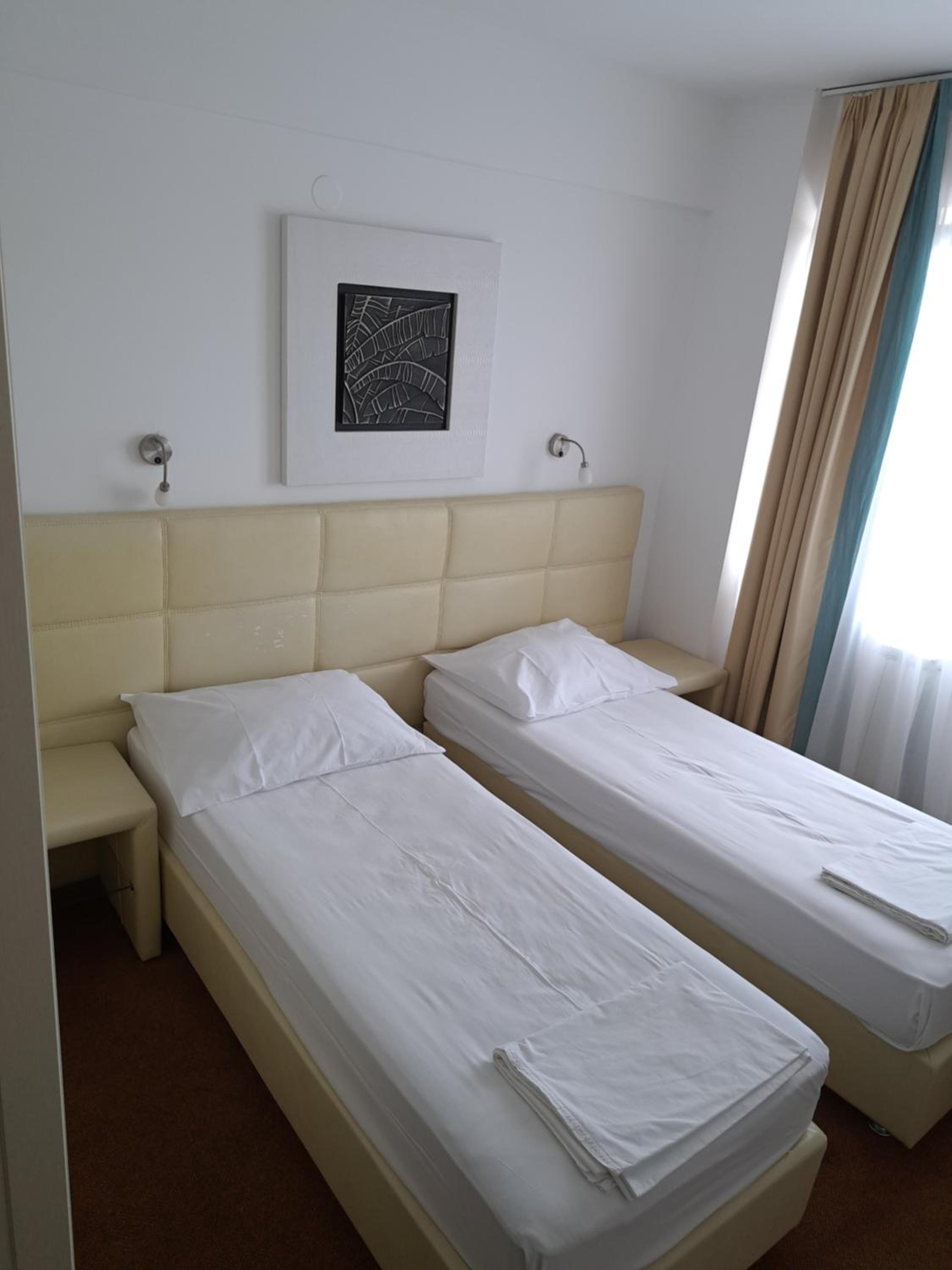 Economy Twin Room - Photo 4