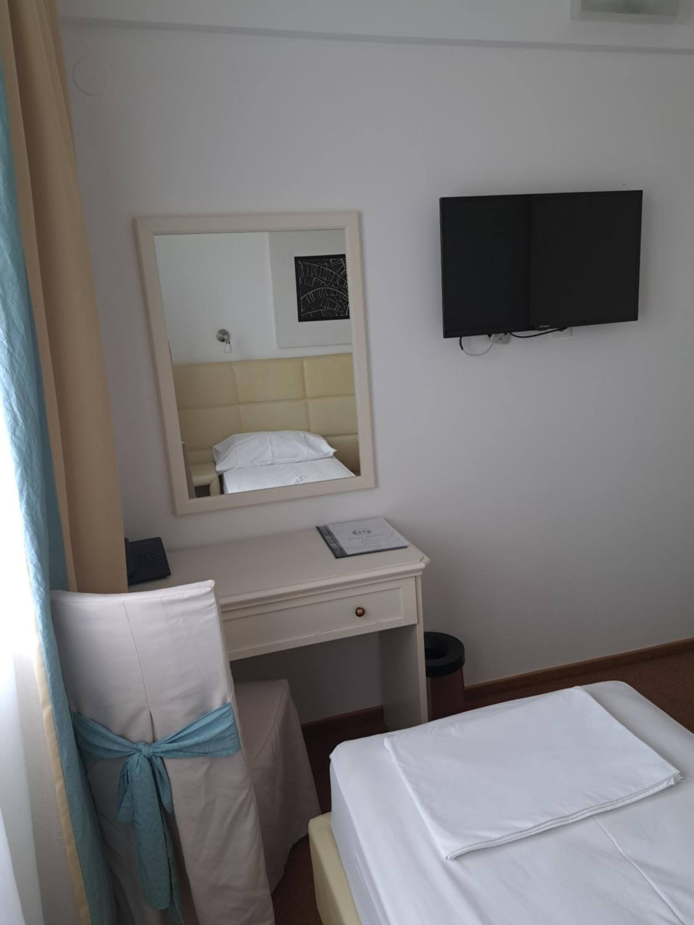Economy Twin Room - Photo 1