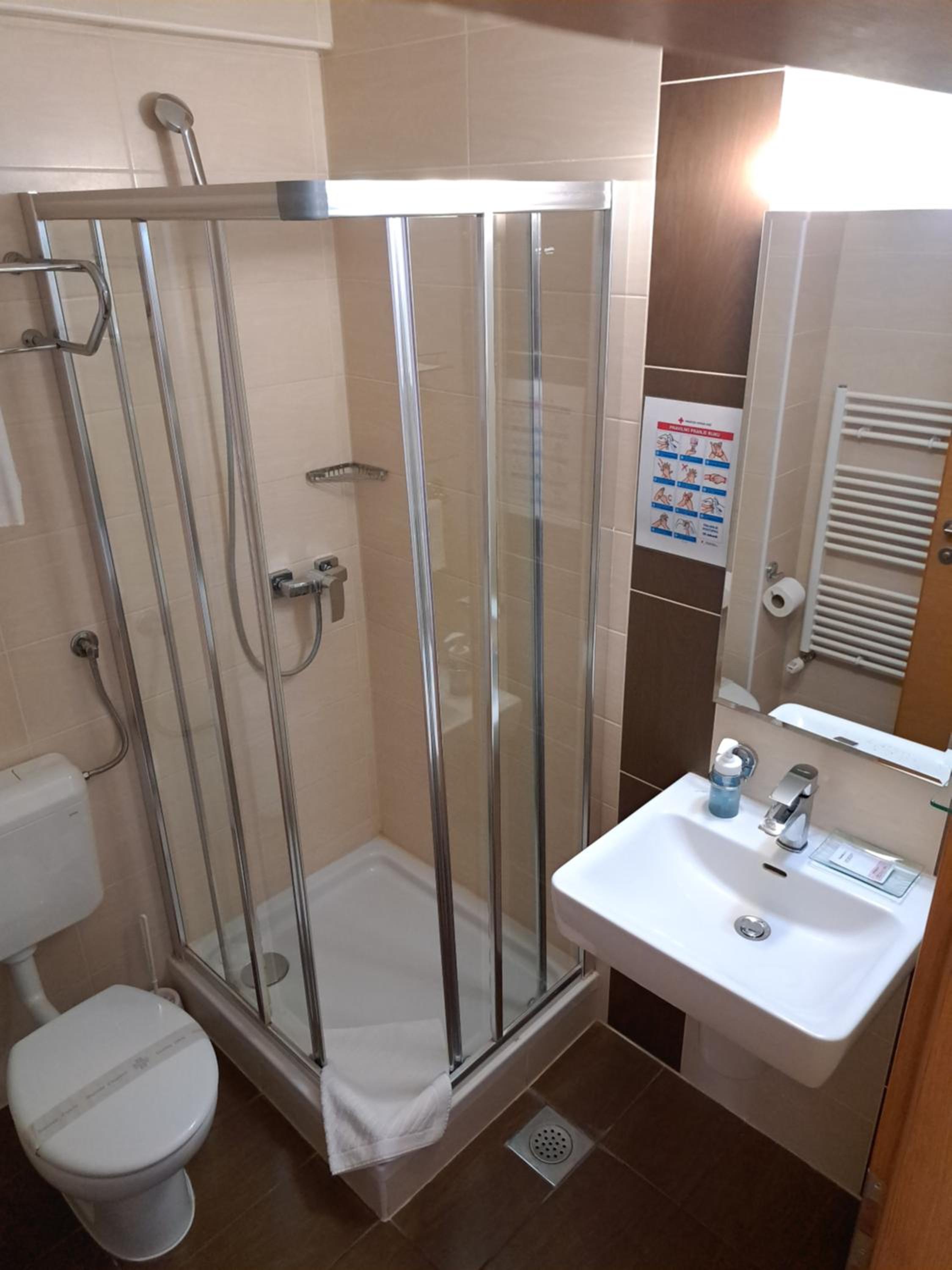 Economy Twin Room - Photo 6