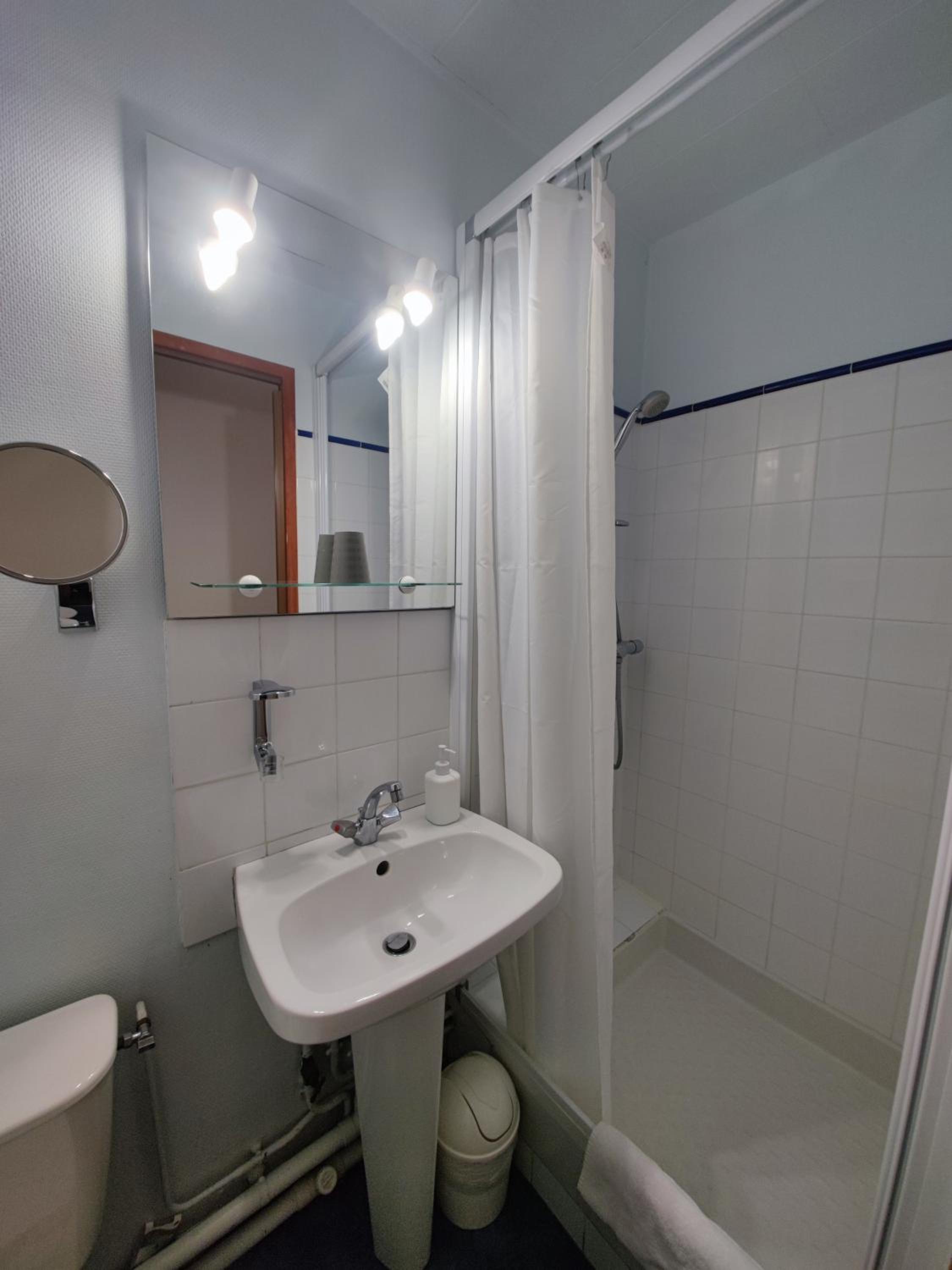 Standard Room - Photo 7