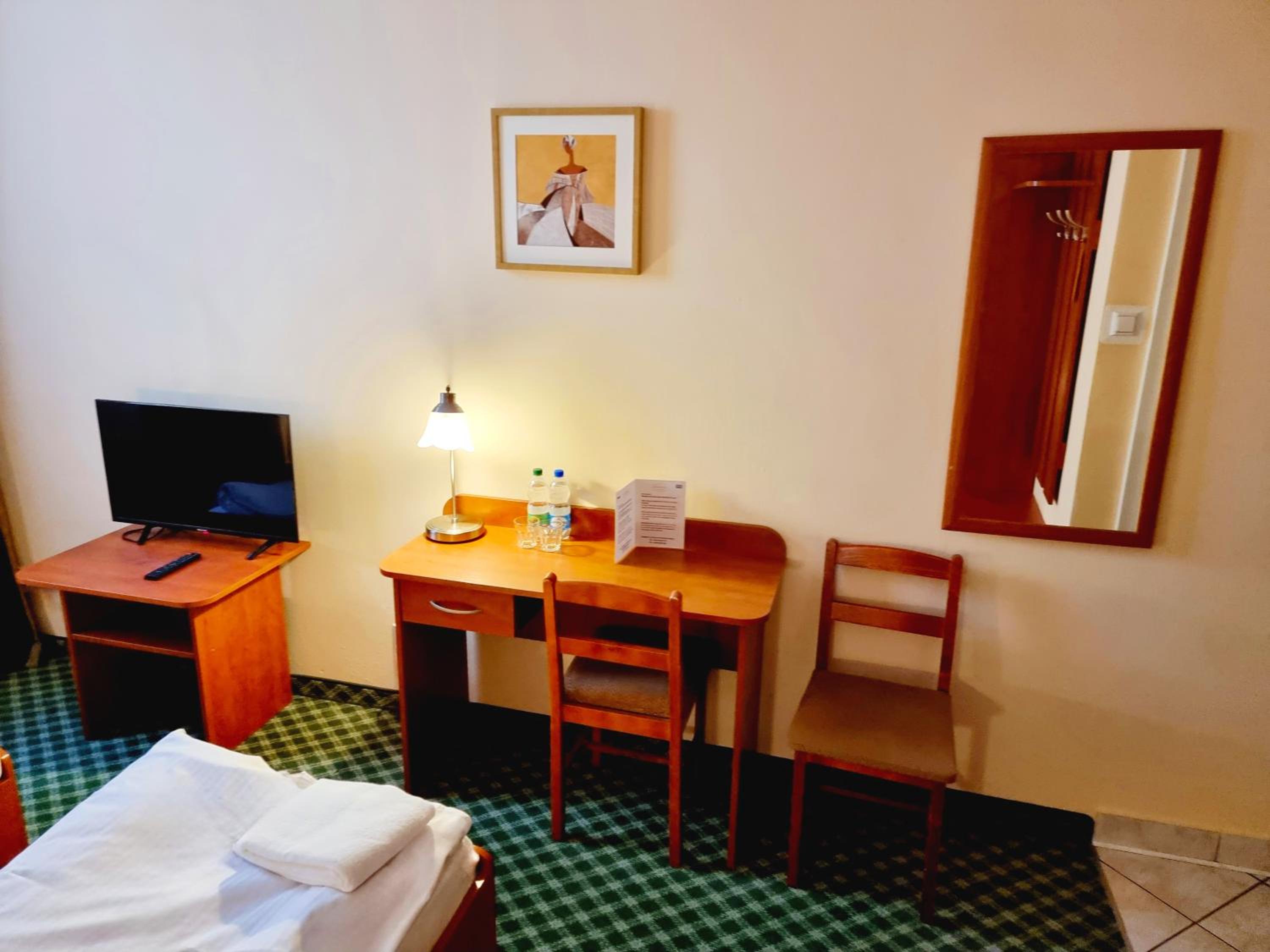 Economy Twin Room photo 2