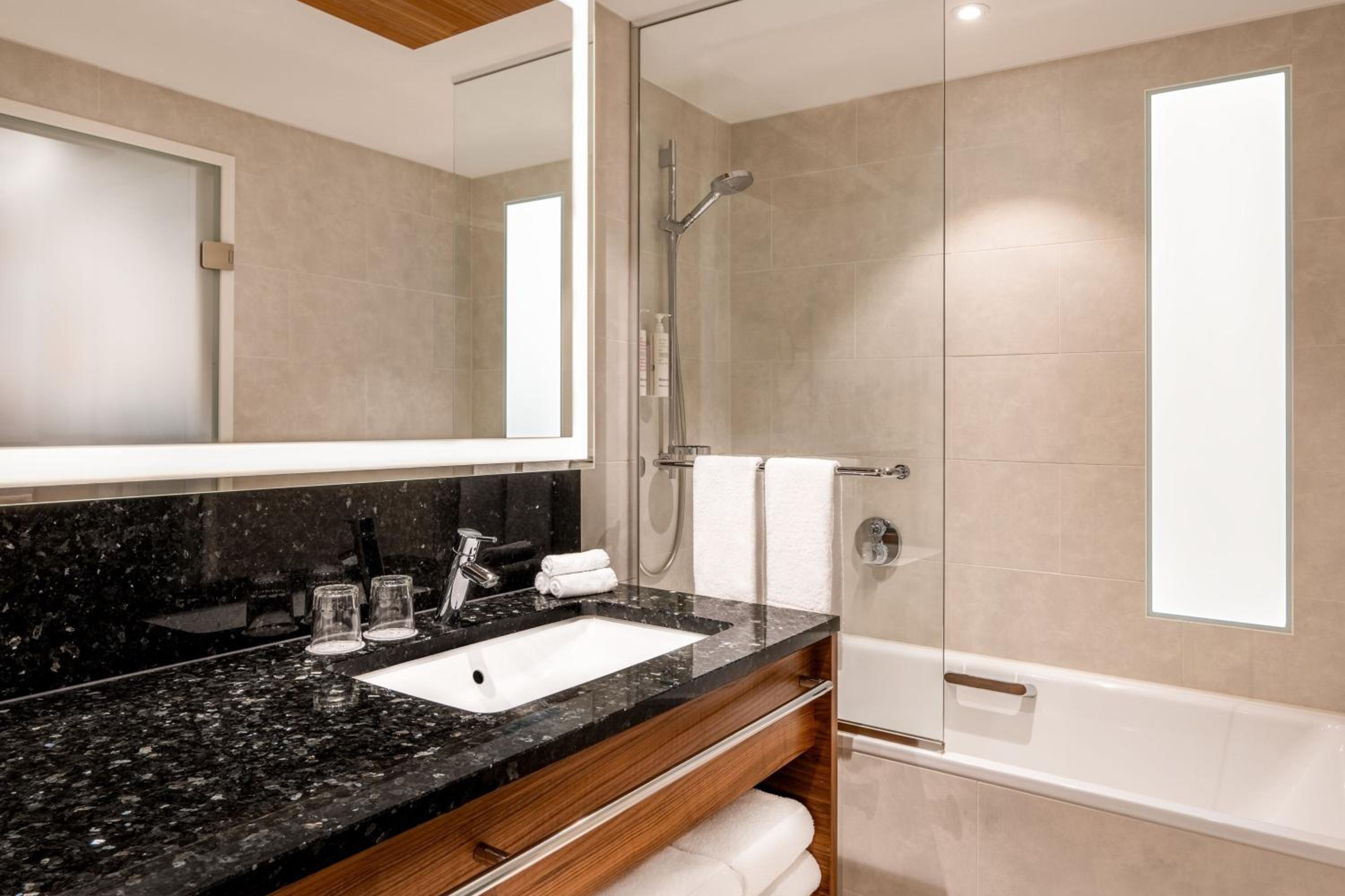 Executive Room, M Club lounge access, Guest room, 1 King - Photo 2