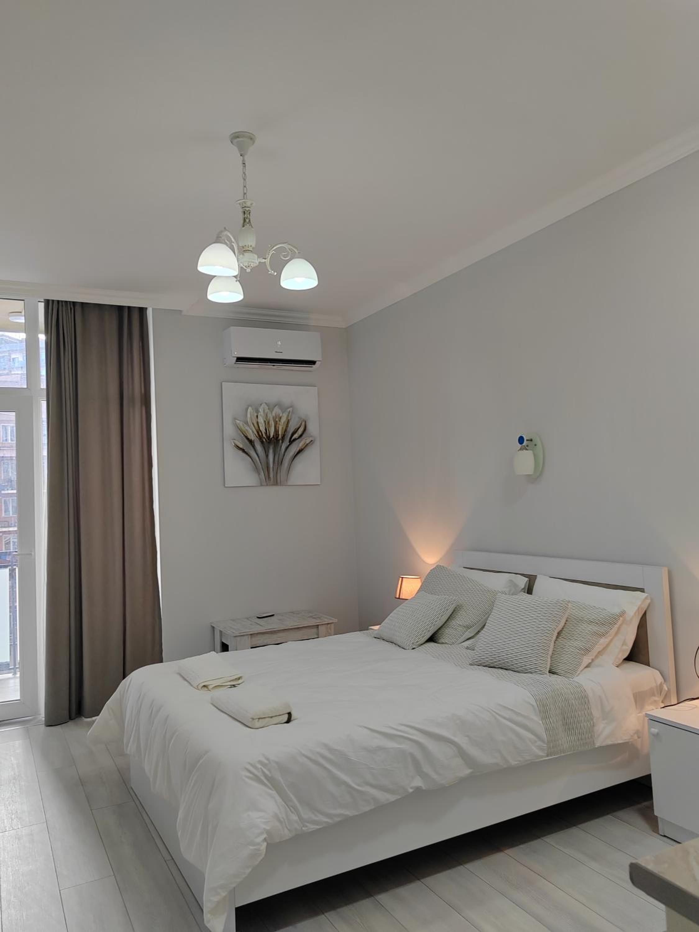 One-Bedroom Apartment photo 1