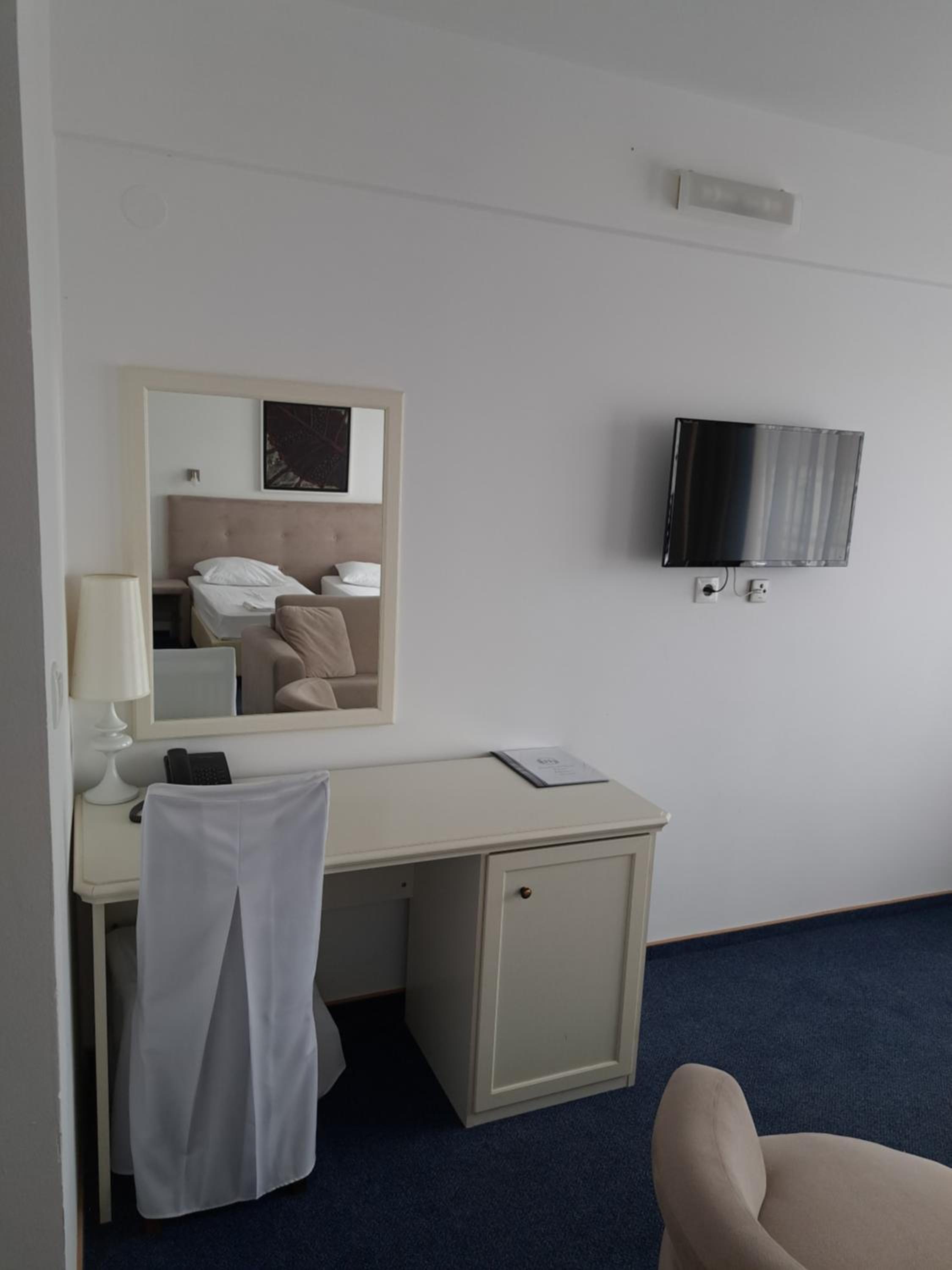 Double or Twin Room - Photo 6