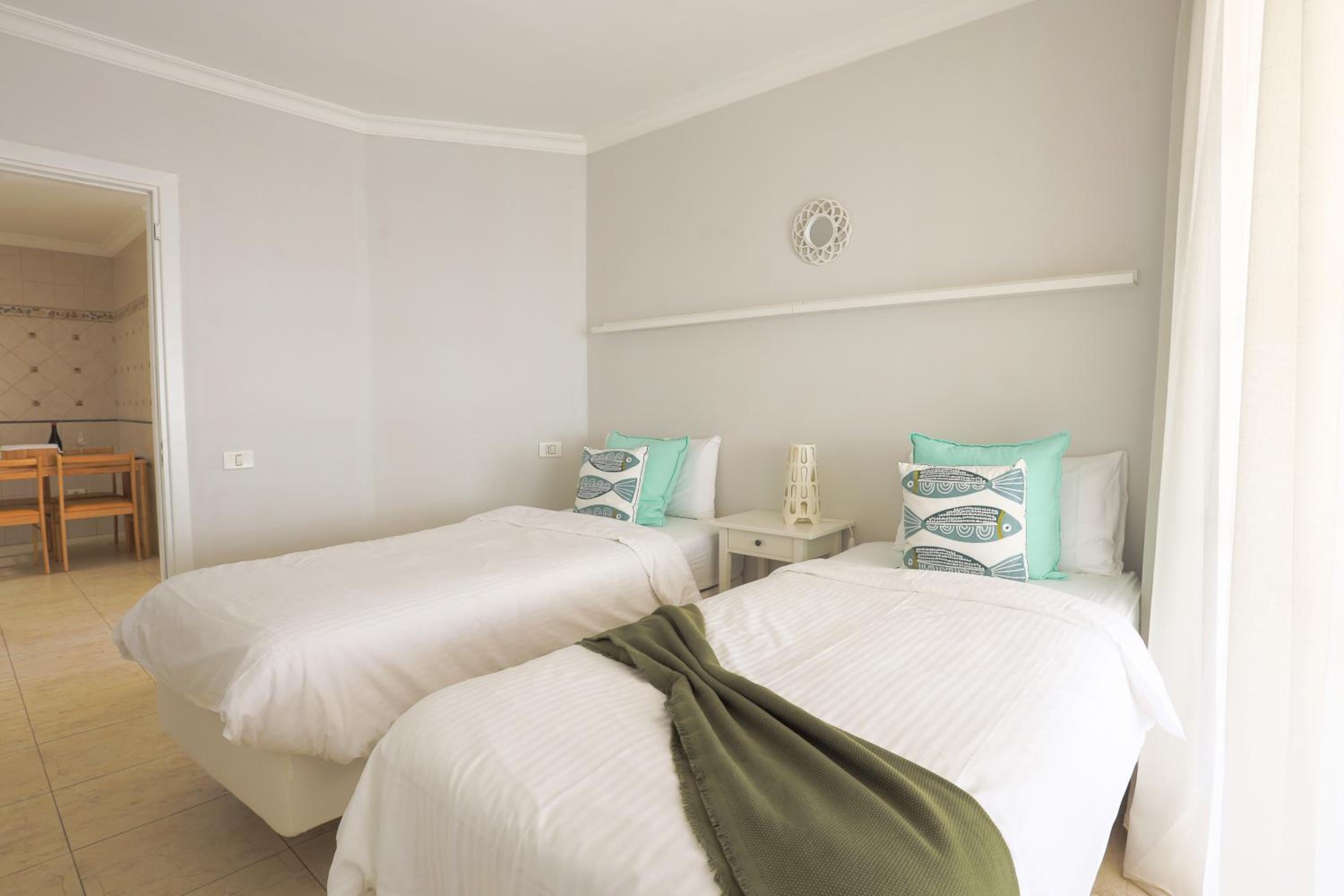 Three-Bedroom Apartment with Sea View (6 Adults) photo 2