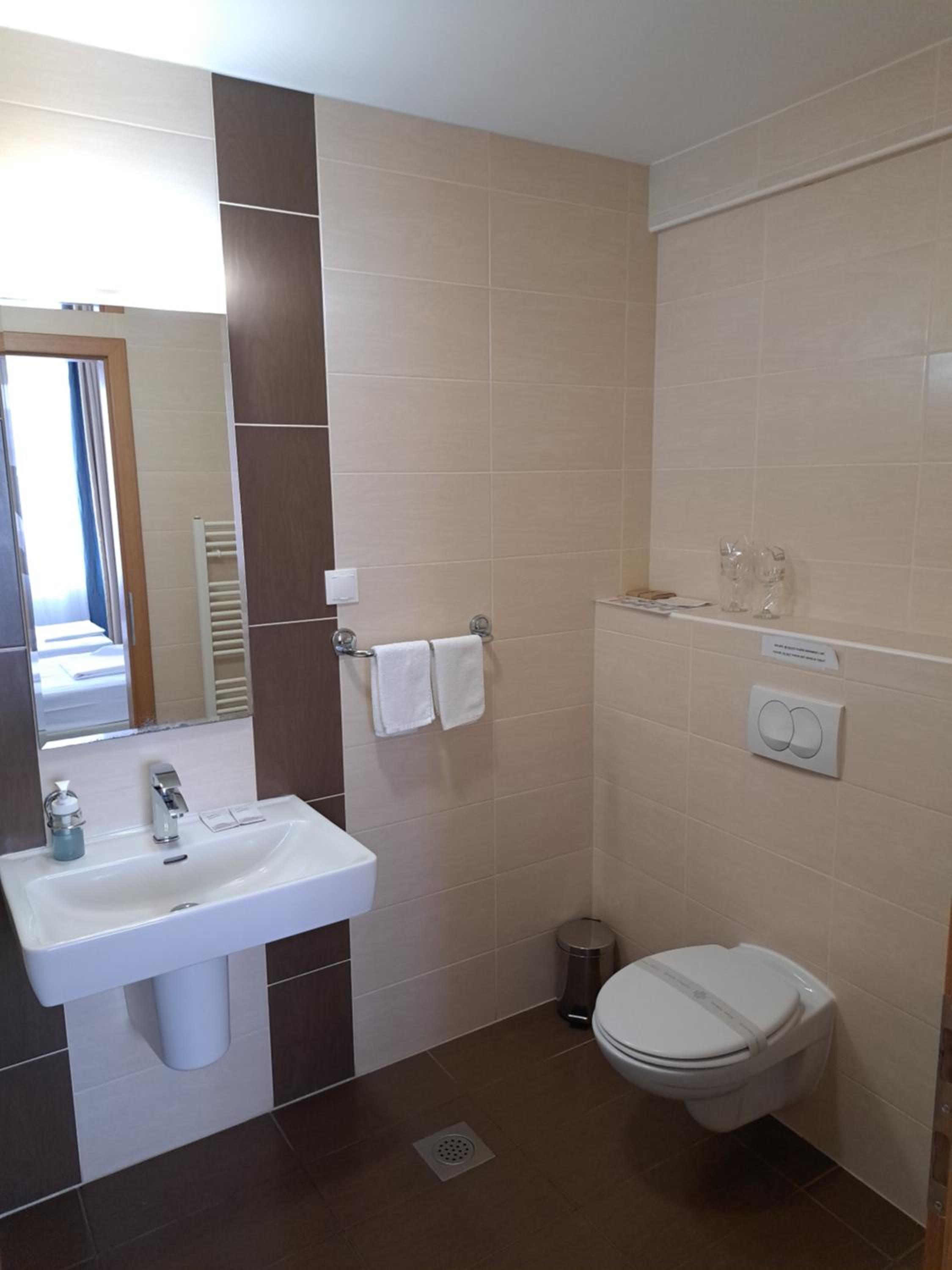 Double or Twin Room - Photo 8