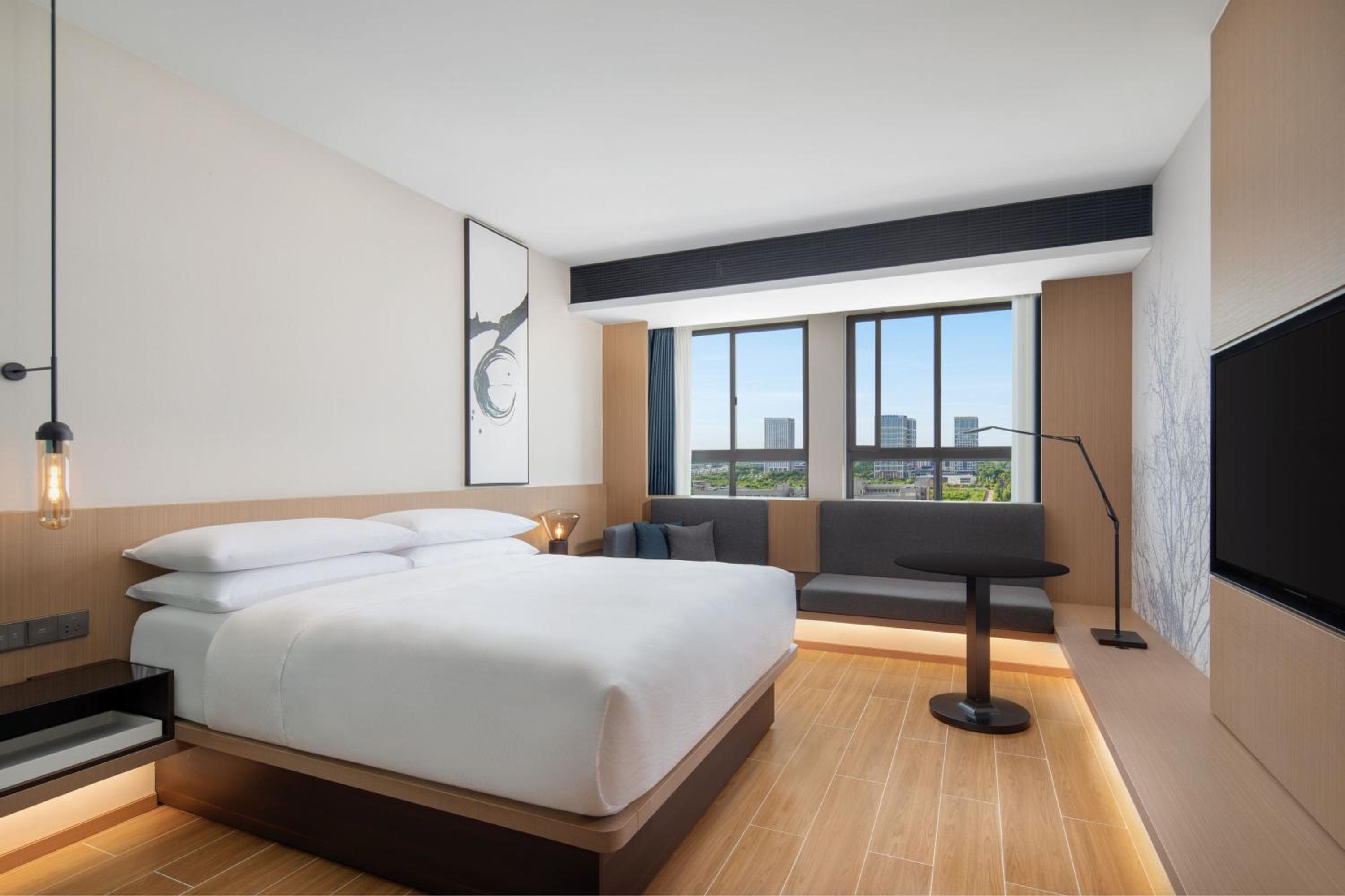 Superior King Room with City View photo 1