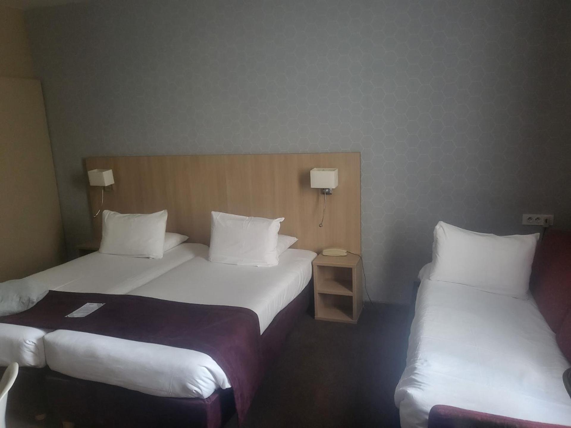 2 Single Beds  1 Junior Bed (Up To 10 Years) - Photo 1