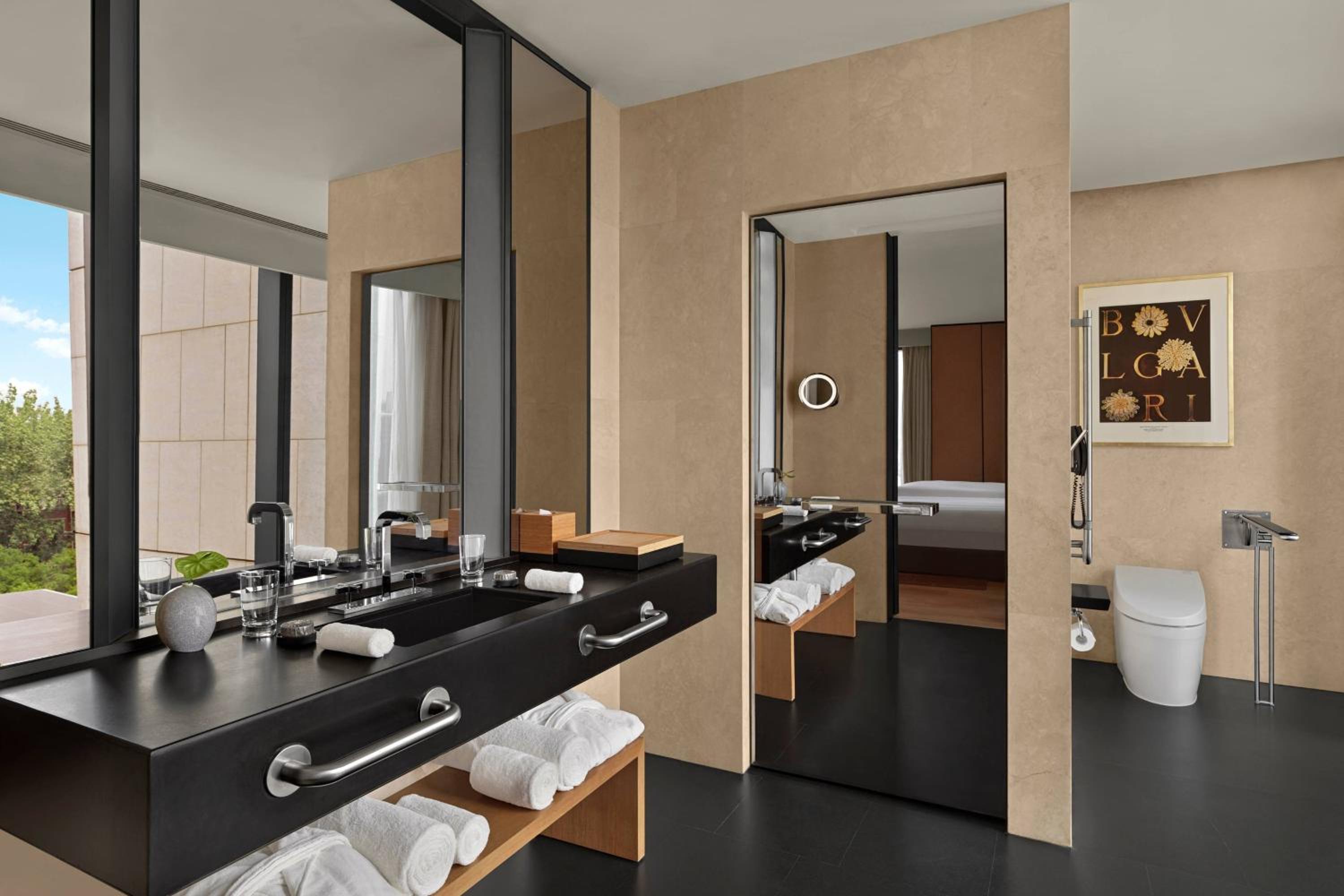  Superior Room with One King Bed and City View (Free Mini-bar soft drinks & beers + 1.9 mi pick-up or drop-off service + Berluti shoe shinning & pressing service) photo 3
