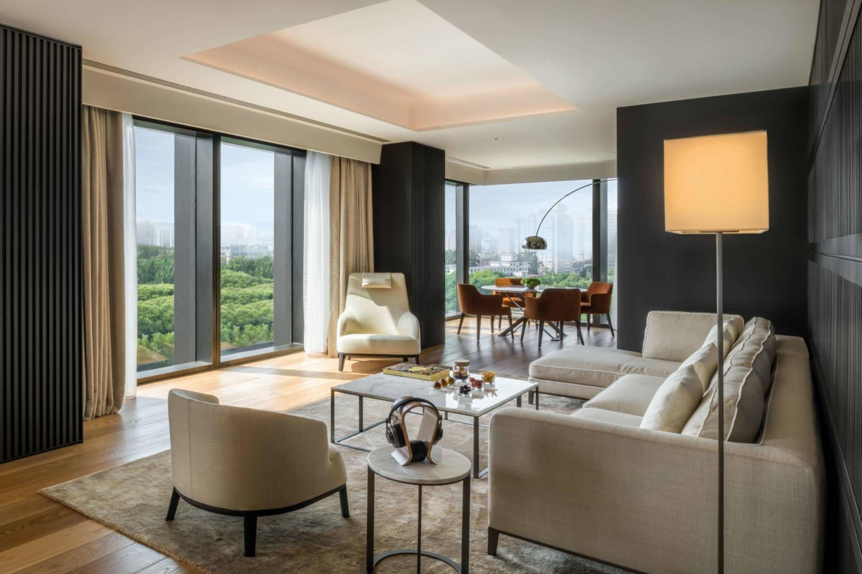 One-Bedroom Deluxe Suite with Liangma River View (Free Mini-bar soft drinks & beers + Two-way limousine services are available between the hotel and airport or train station in Beijing + unlimited laundry service) photo 2