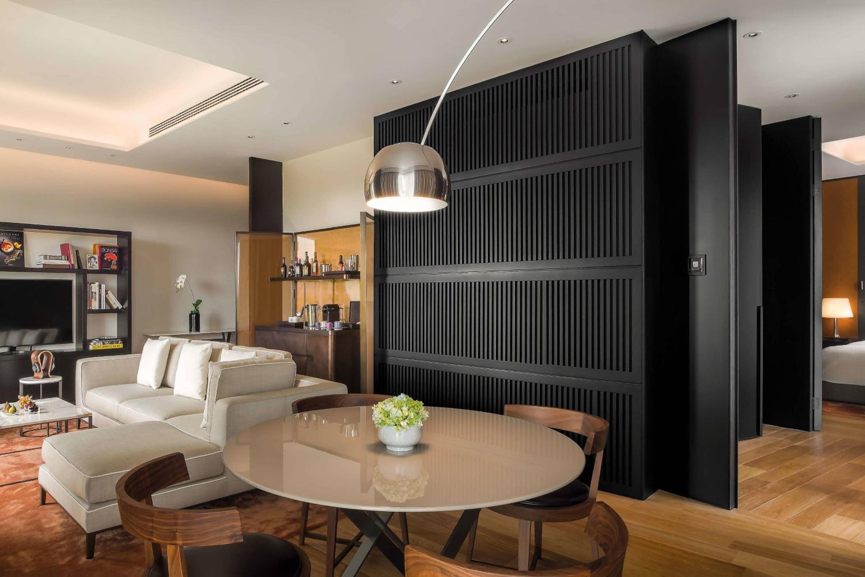 One-Bedroom Deluxe Suite with Liangma River View (Free Mini-bar soft drinks & beers + Two-way limousine services are available between the hotel and airport or train station in Beijing + unlimited laundry service) photo 3
