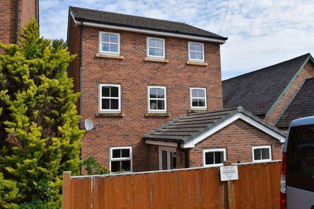Four-Bedroom House photo 3
