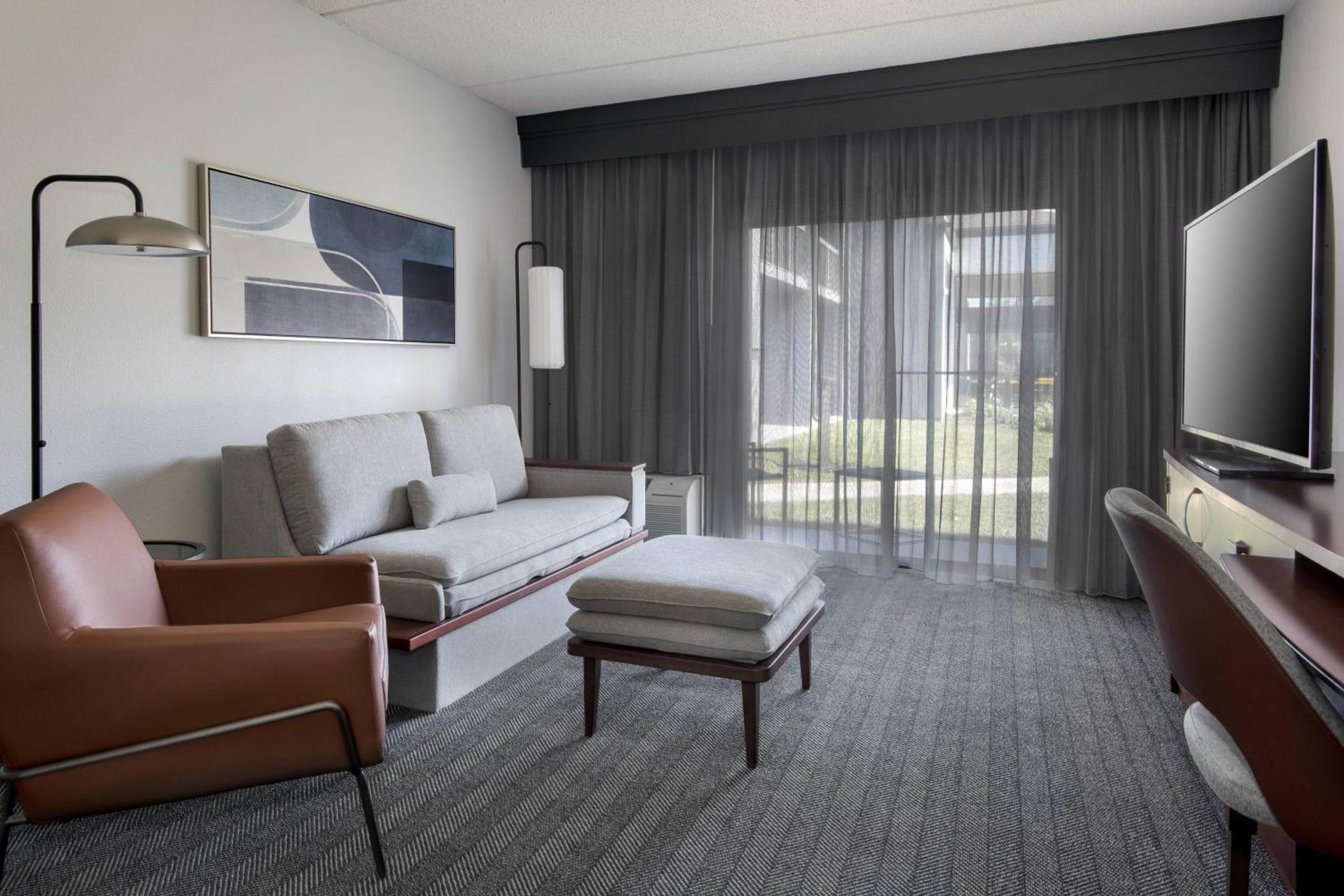 Suite, 1 King, Sofa bed - Photo 4