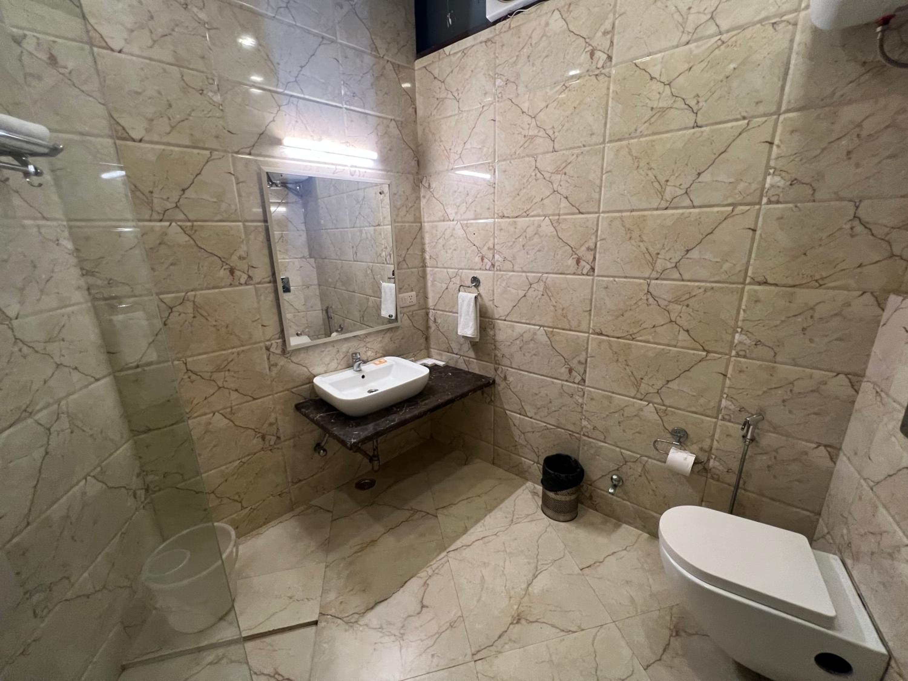 Deluxe Double Room - Photo 12