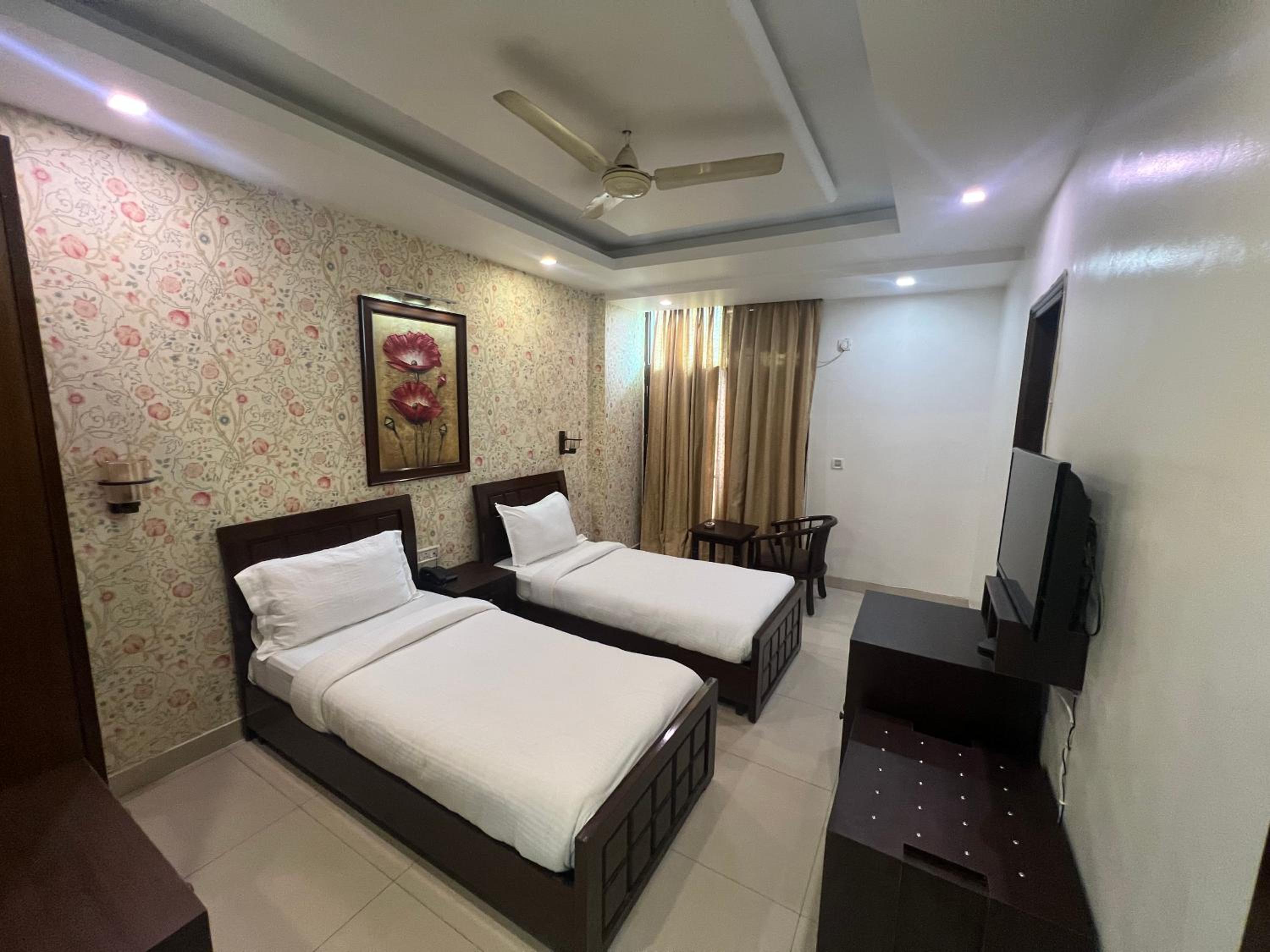 Deluxe Double Room - Photo 9