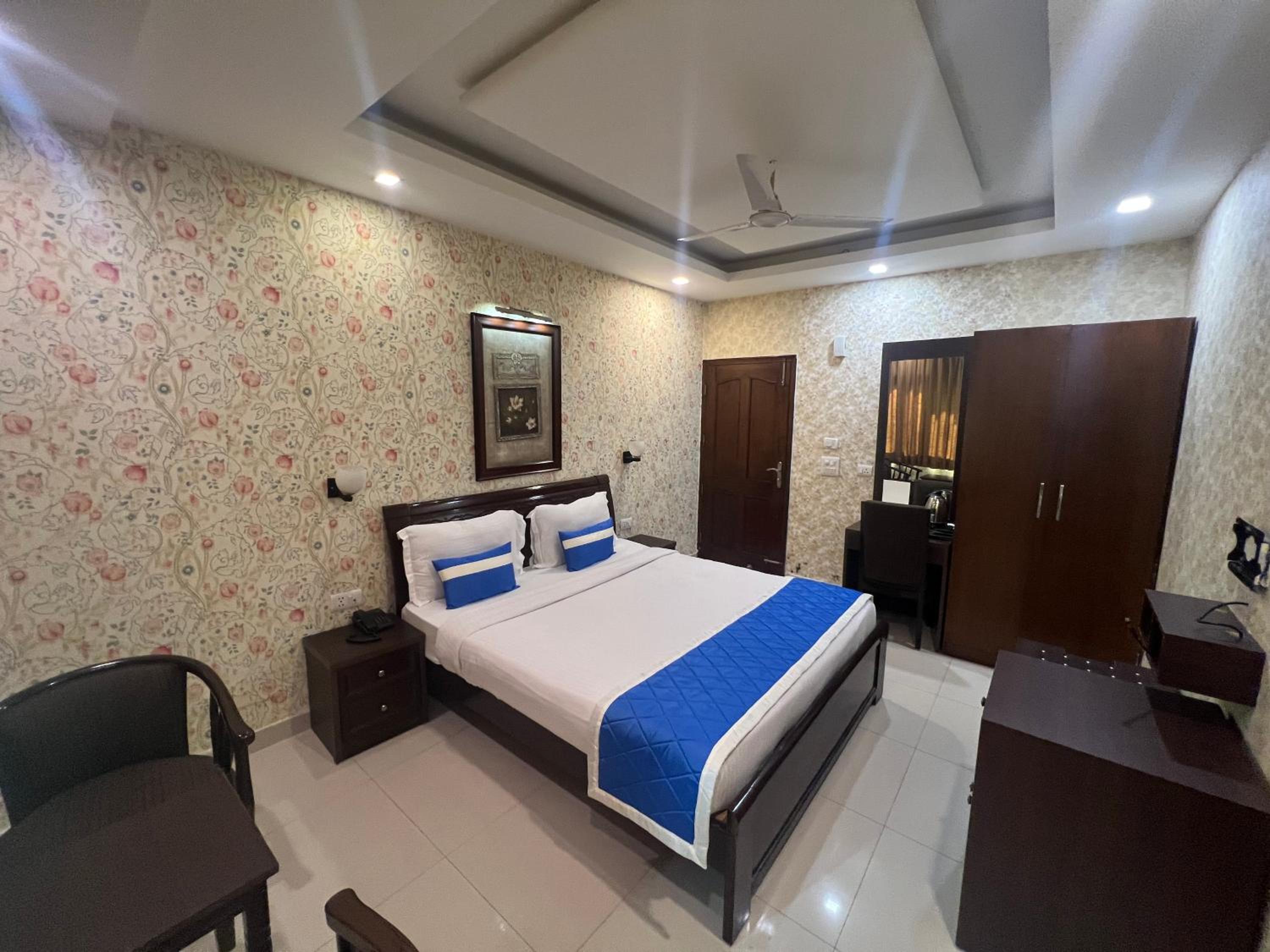 Deluxe Double Room - Photo 8