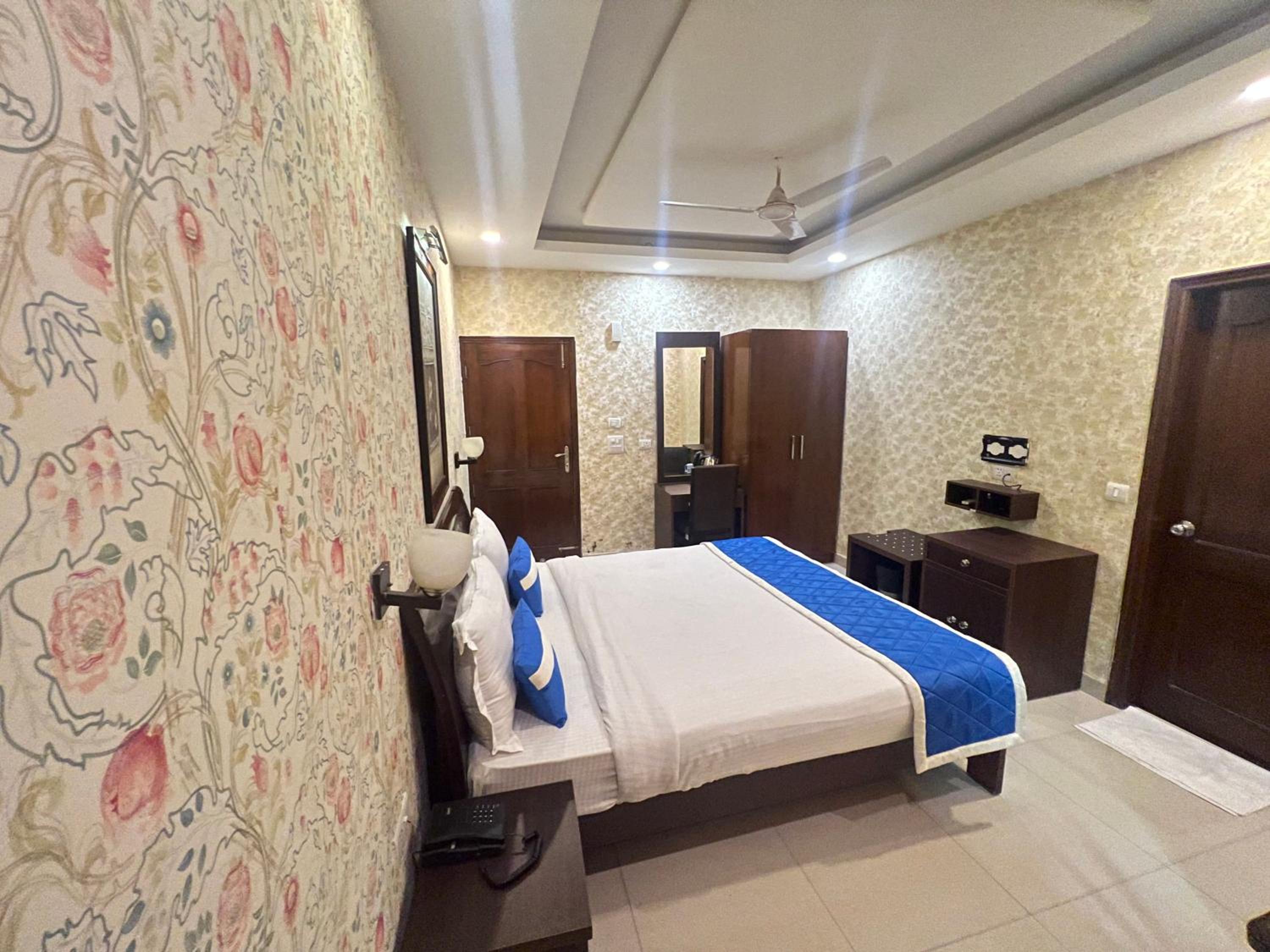 Deluxe Double Room - Photo 11