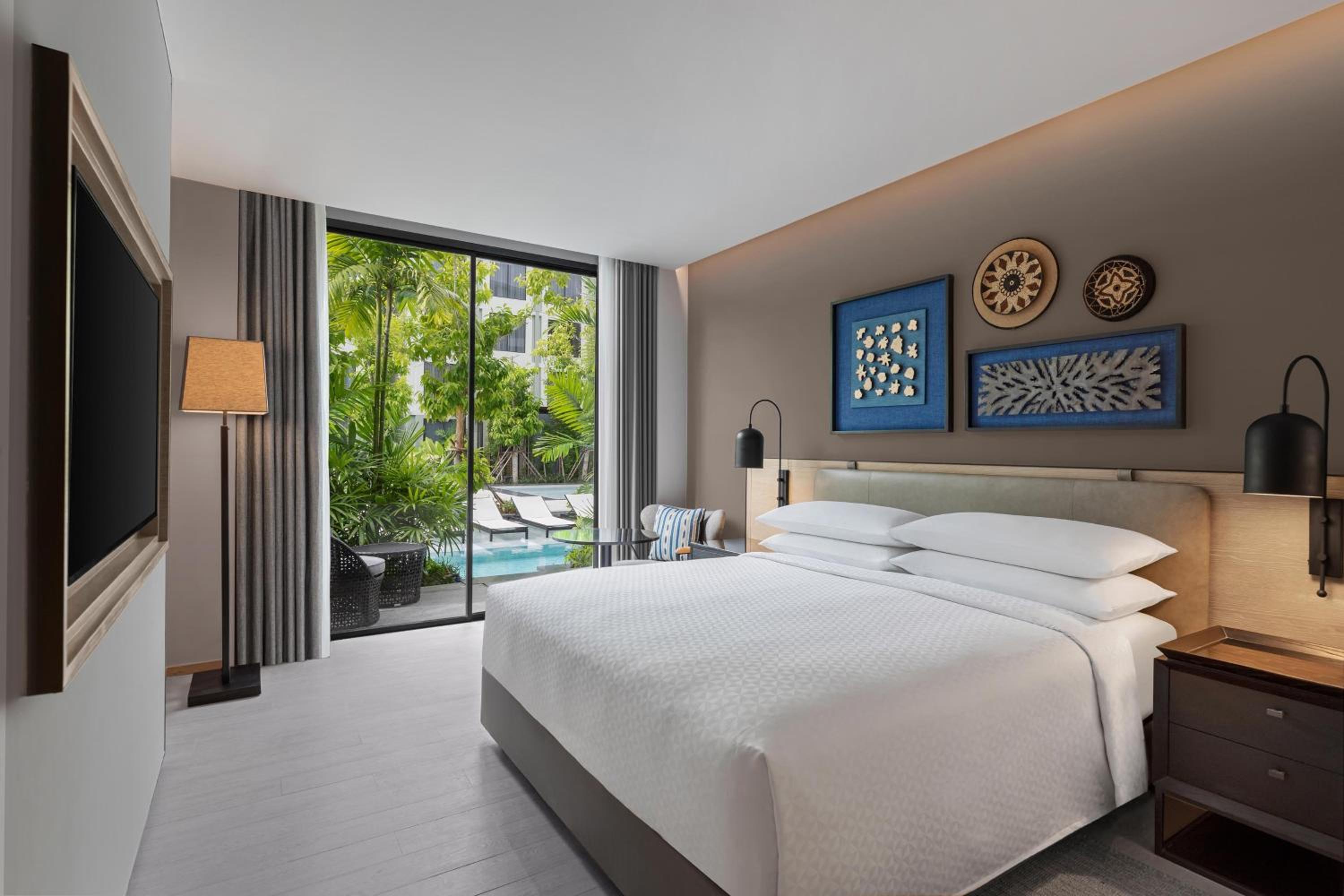 One-Bedroom King Suite - Ground Floor with Pool Access and Terrace - Photo 2