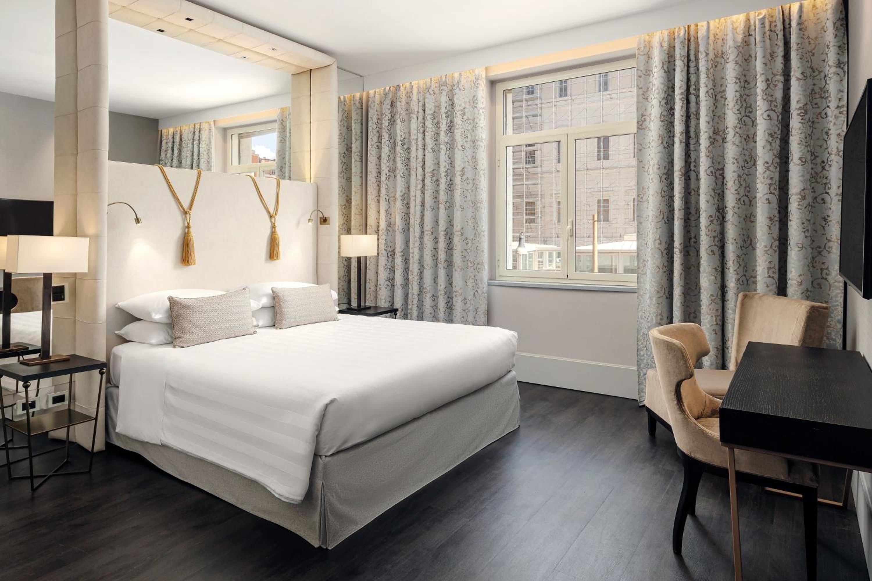 Deluxe King Room with Urban View