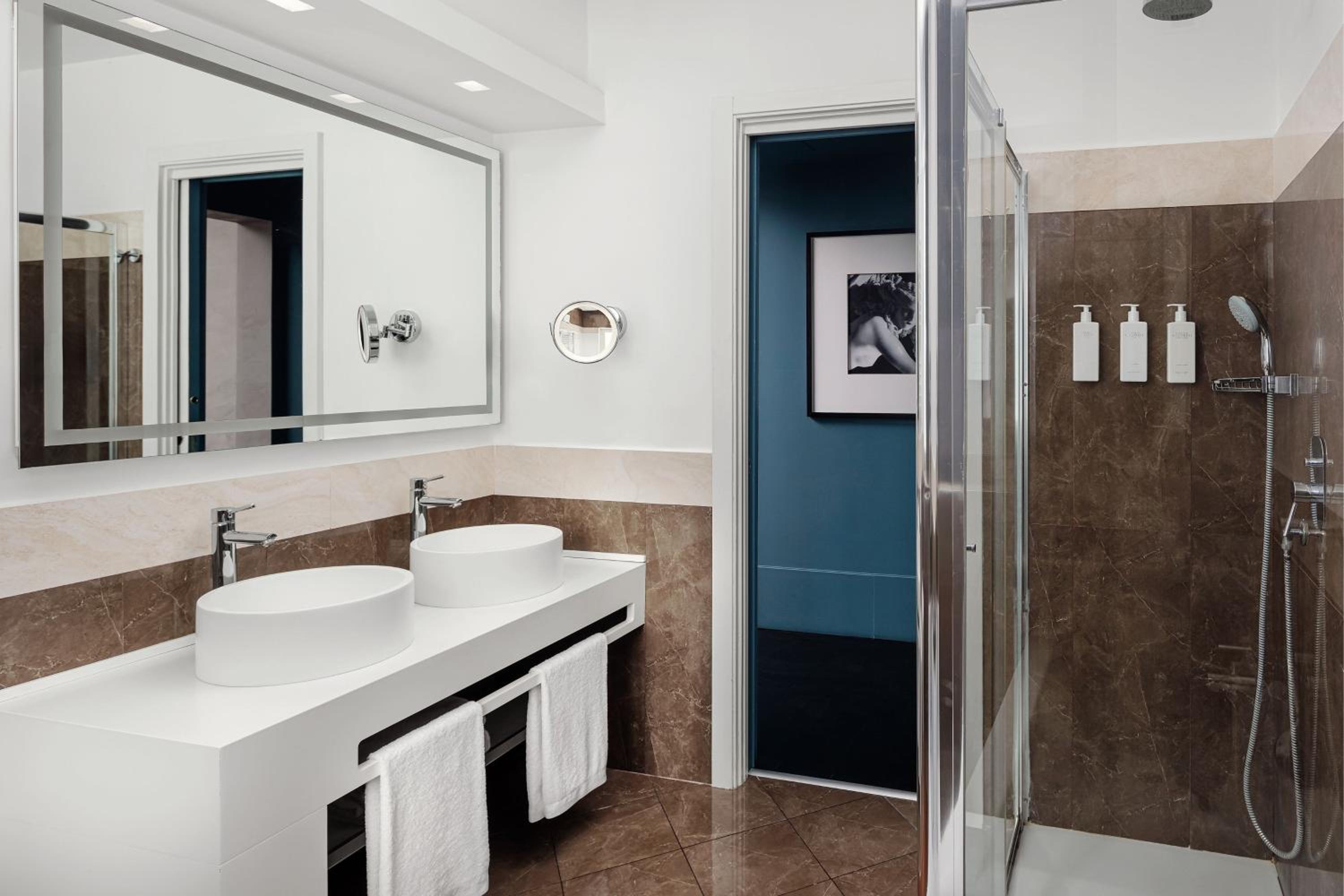 One-Bedroom Signature King Suite with City View