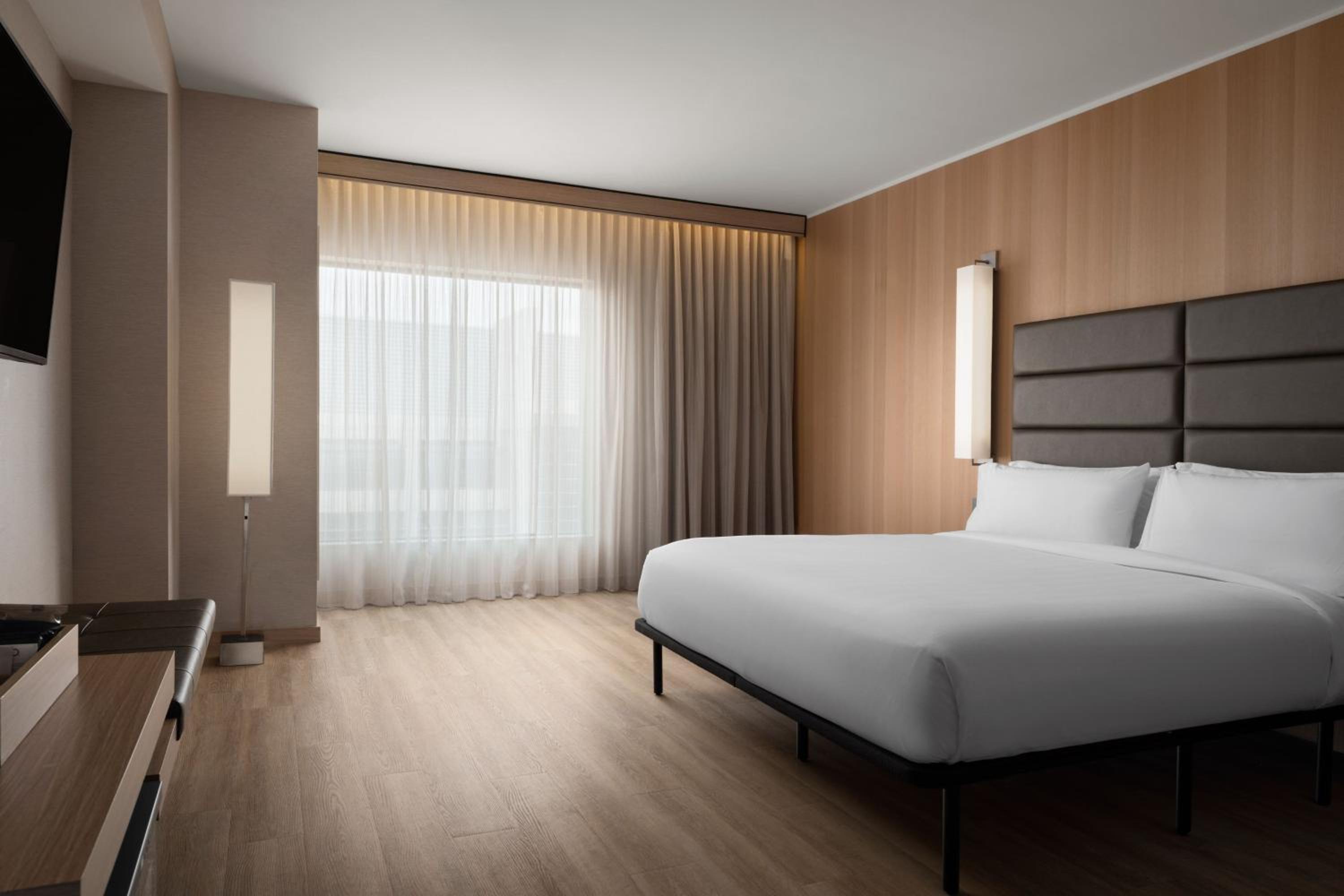 King Guest Room with City View - Photo 5