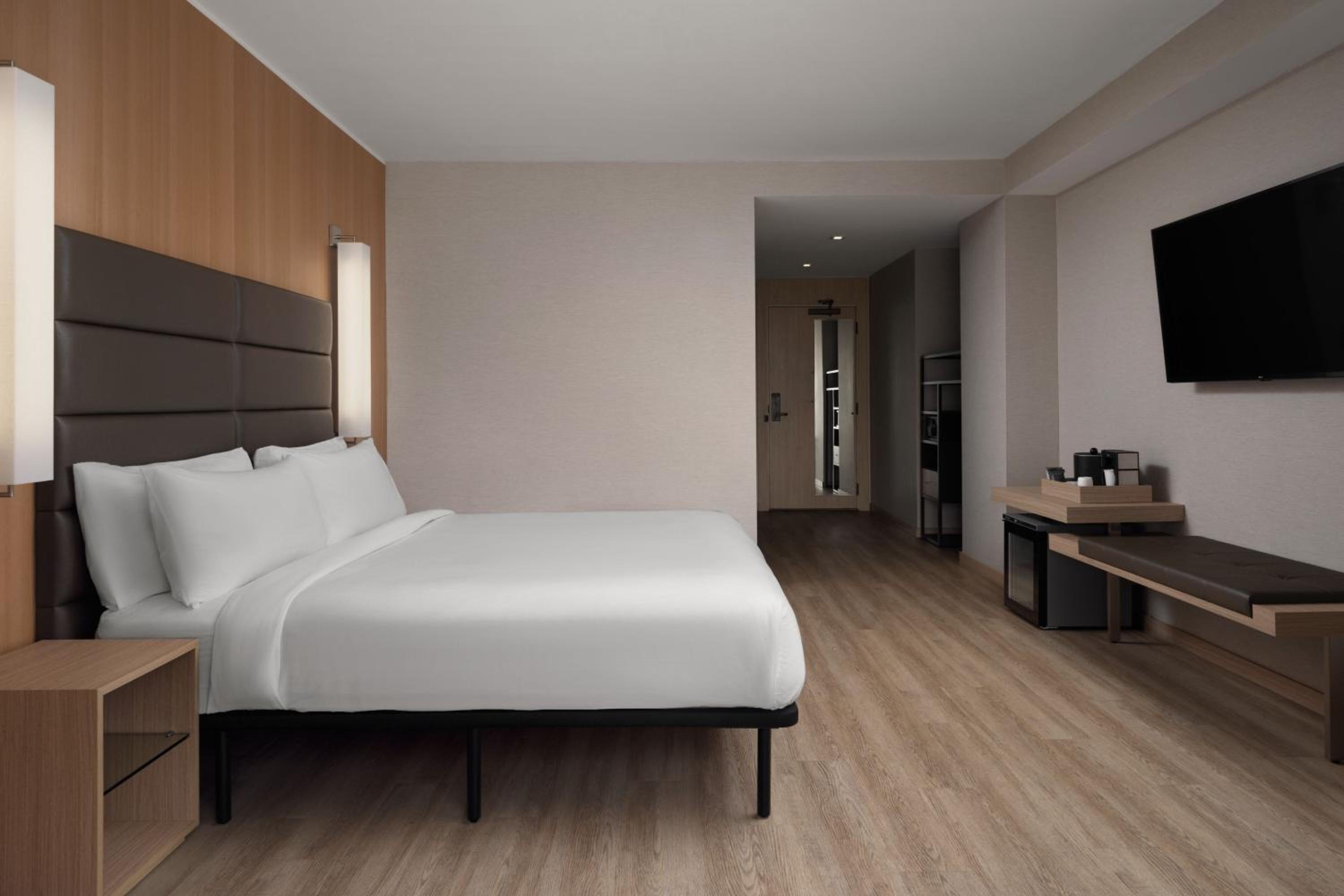 King Guest Room with City View - Photo 2