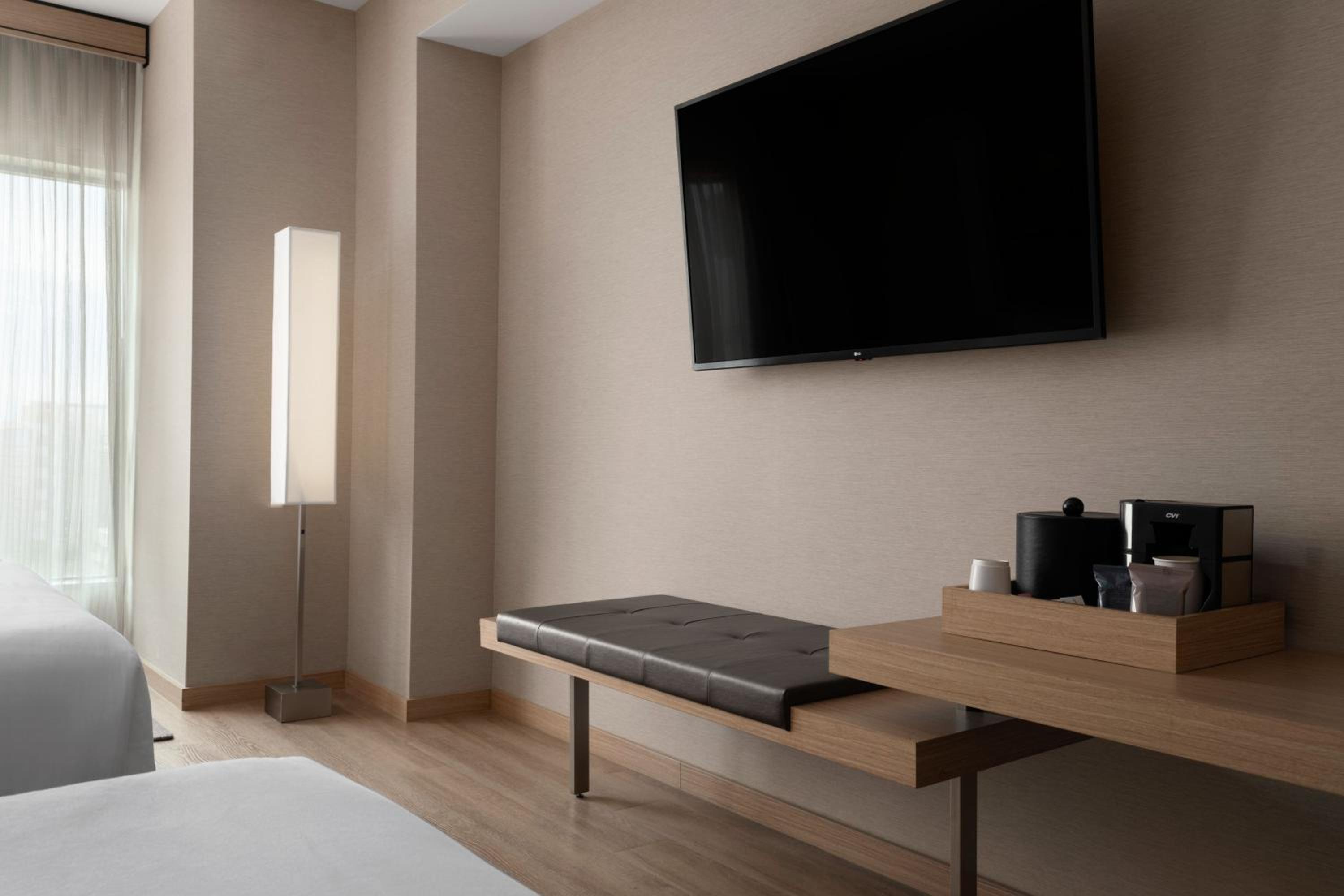 King Guest Room with Sofa Bed and City View - Photo 3