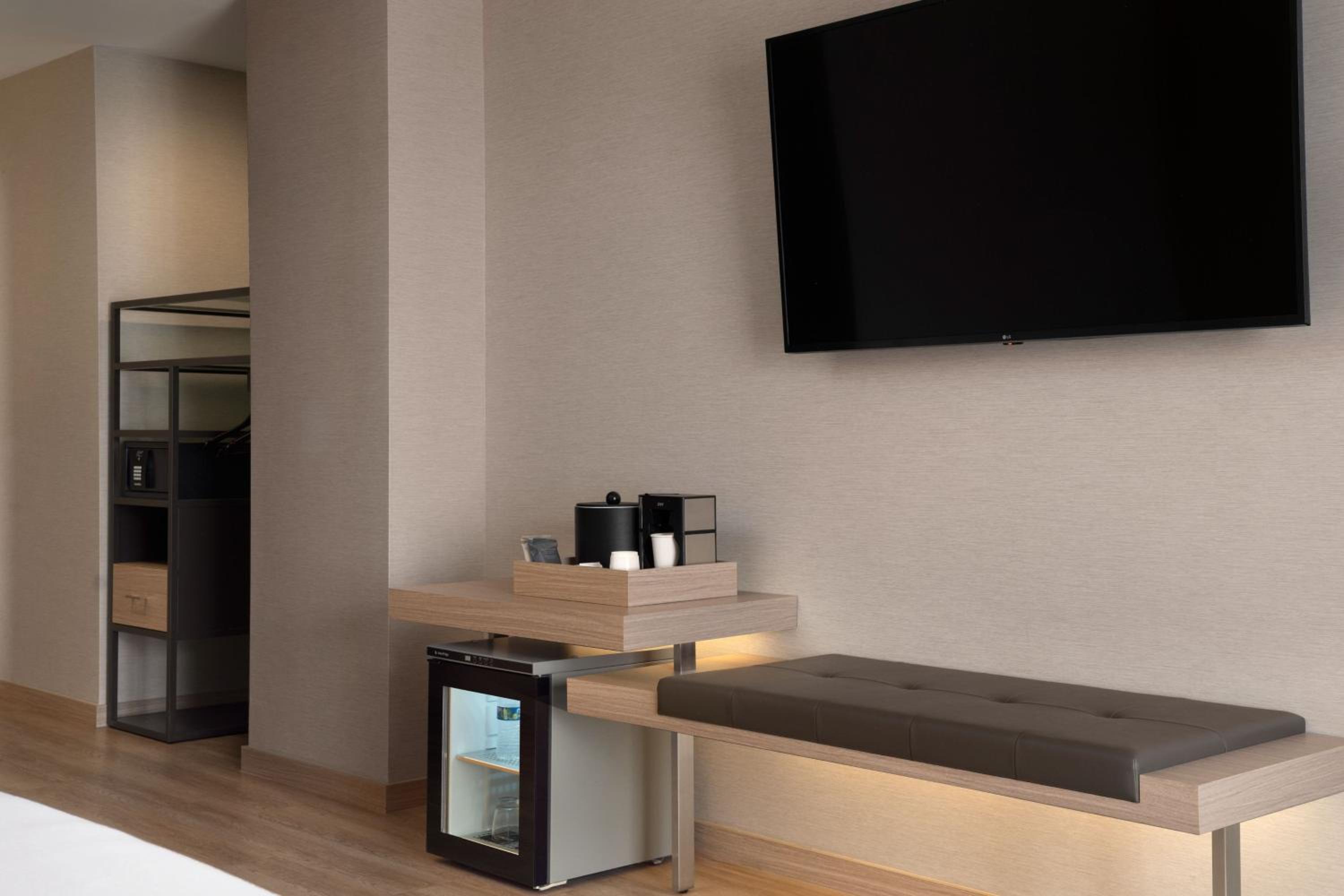 King Guest Room with City View - Photo 3