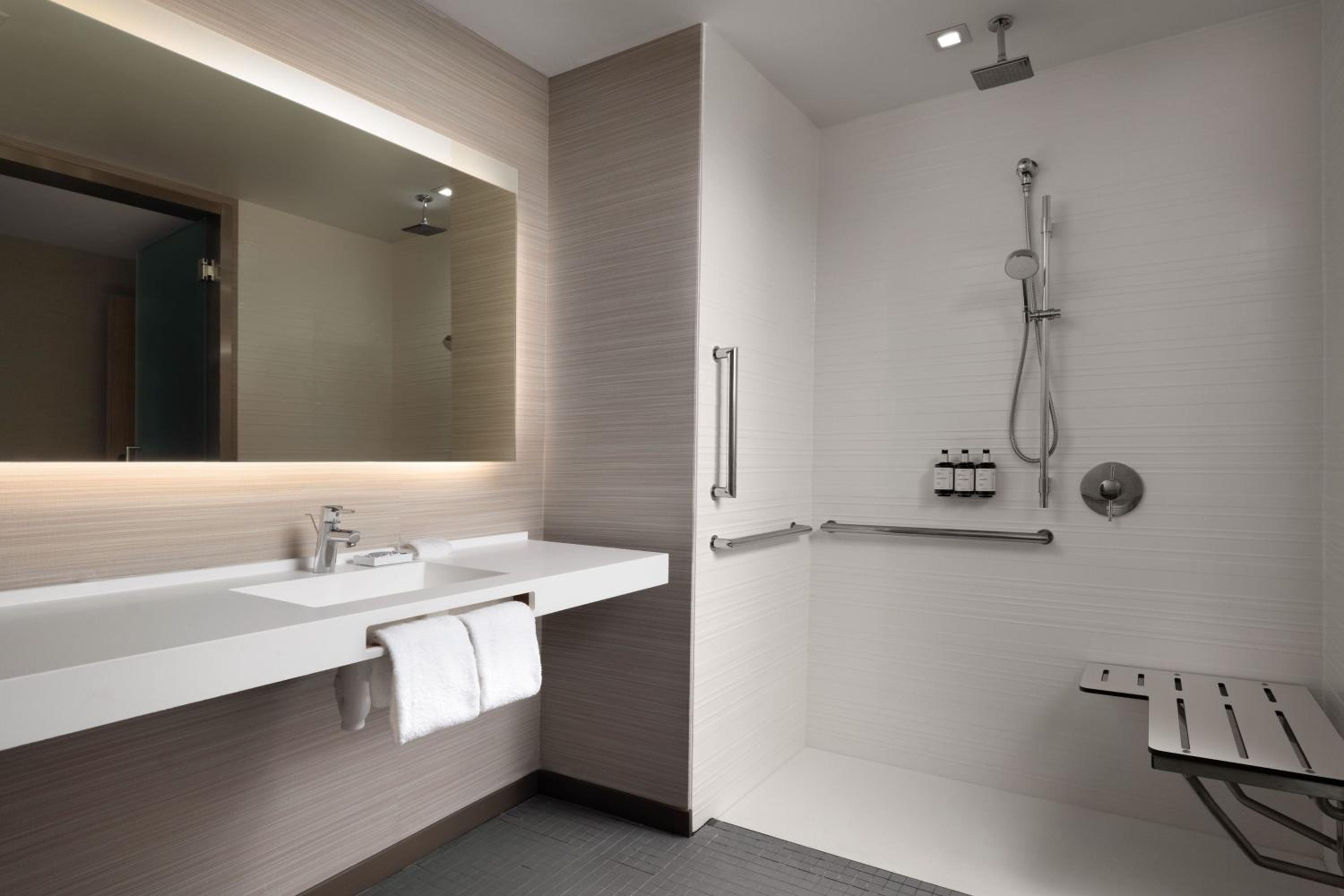 King Guest Room with City View - Photo 4