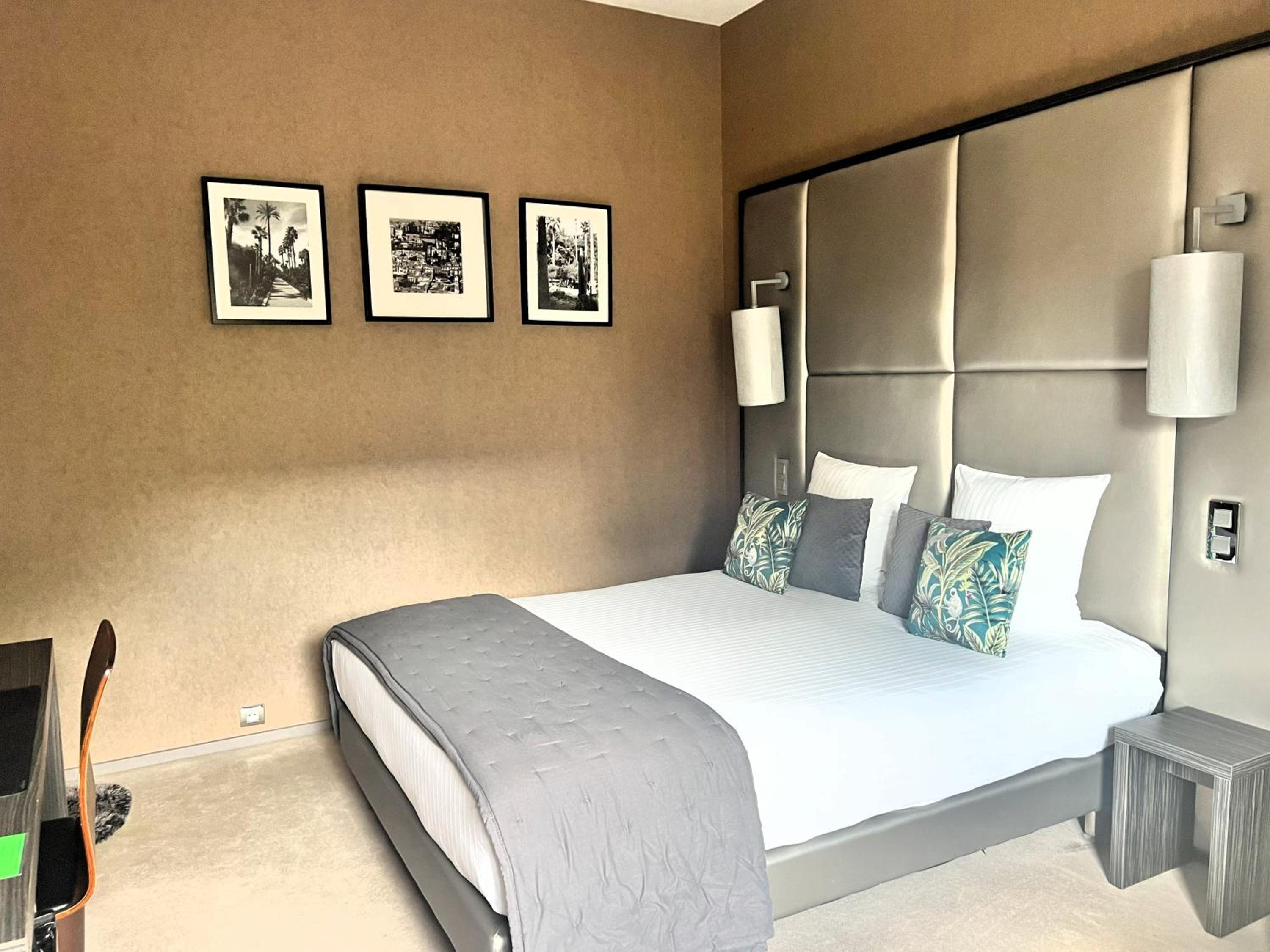 Standard Double Room - Photo 11